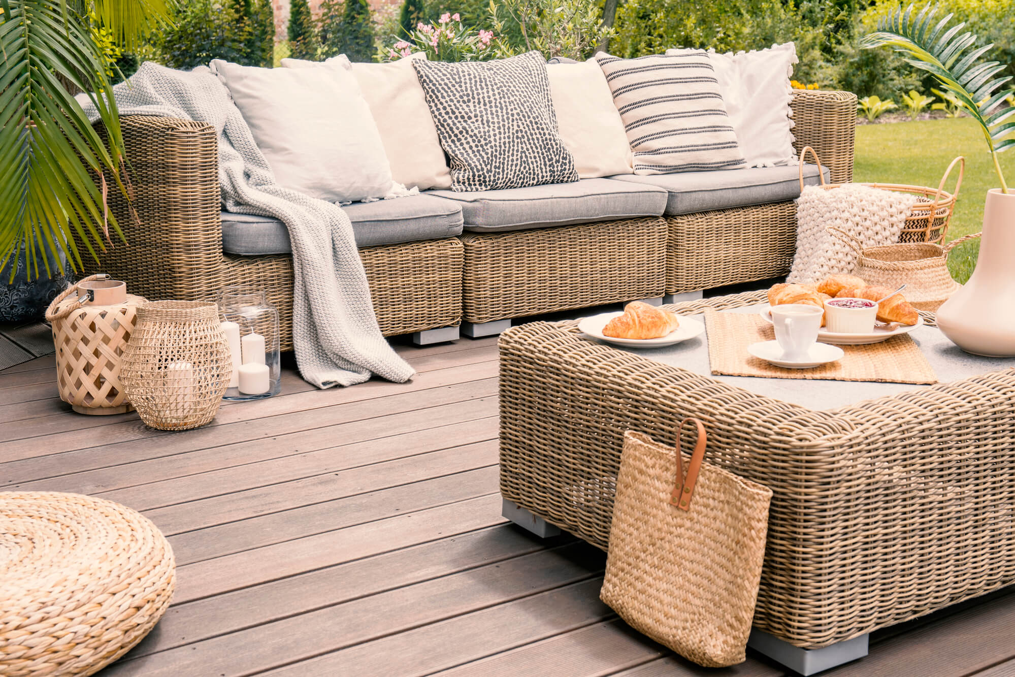 Wood Vs Aluminum Vs Wicker Pros And Cons Of Different Types Of Patio 