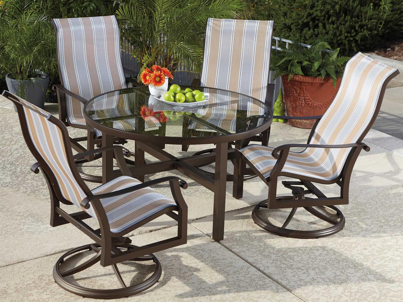Woodard Deluxe 48-Inch Round Aluminum Dining Table with Obscure Glass Top |  PatioLiving