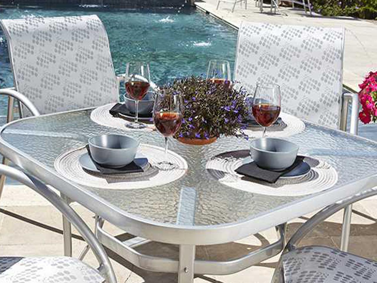 Woodard Aluminum Deluxe Square Obscure Glass Top Table with