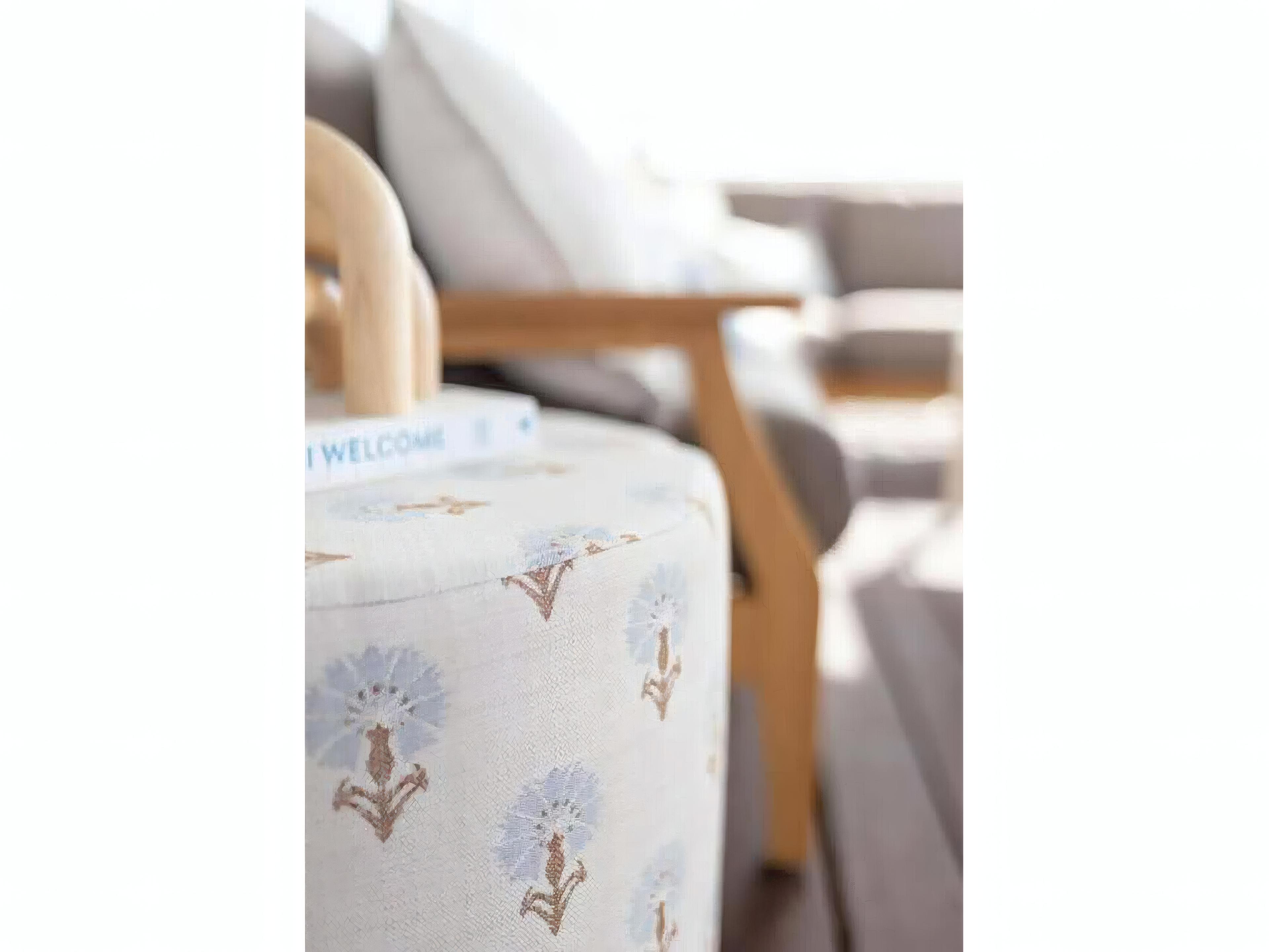 Berlin Gardens Lily Hive 18x18x18 Round Pouf