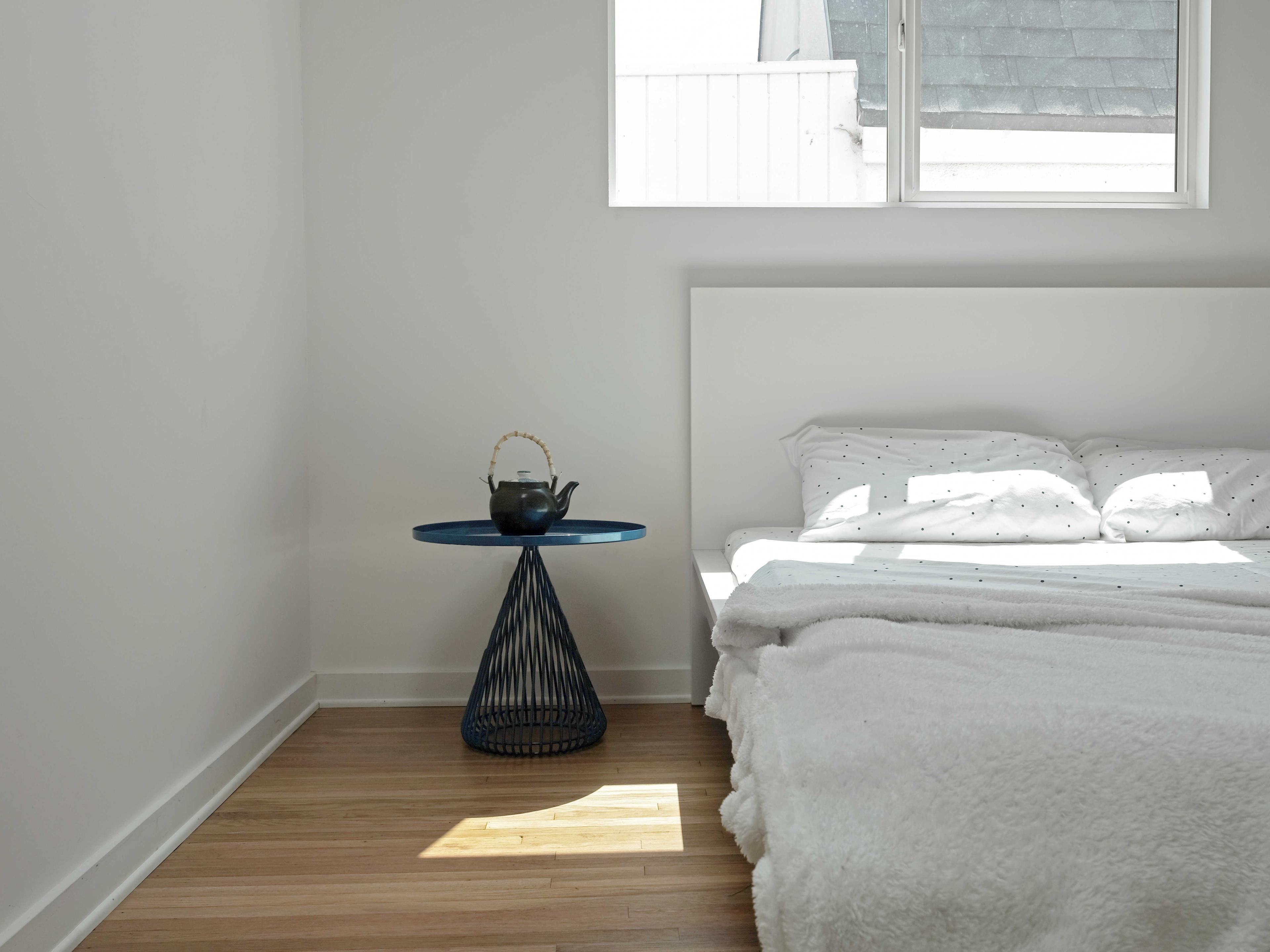 Bend Goods Outdoor Cono Galvanized Iron Peacock Round End Table with Tray Top