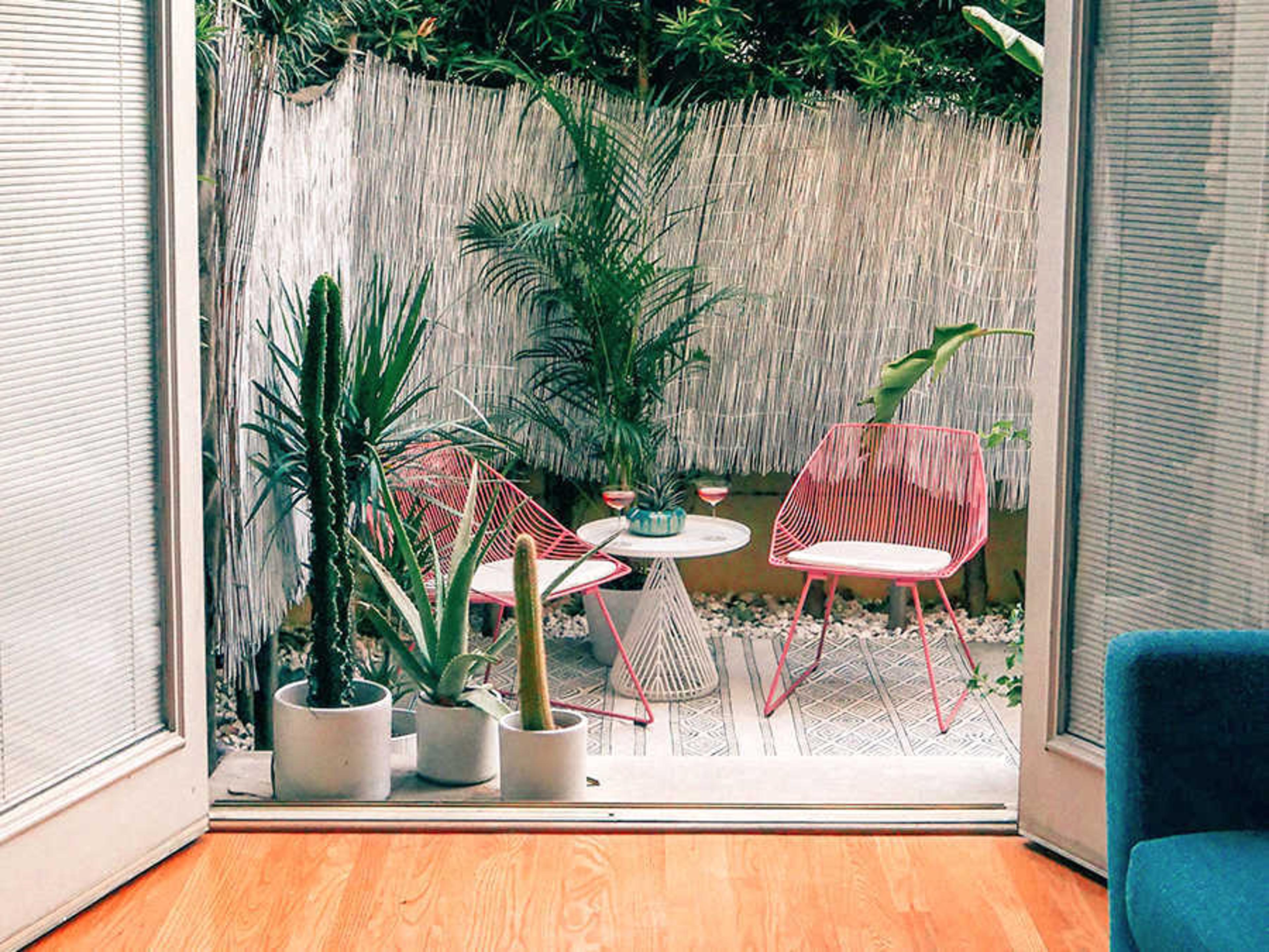 Bend Goods Outdoor Cono Galvanized Iron White Round End Table with Tray Top