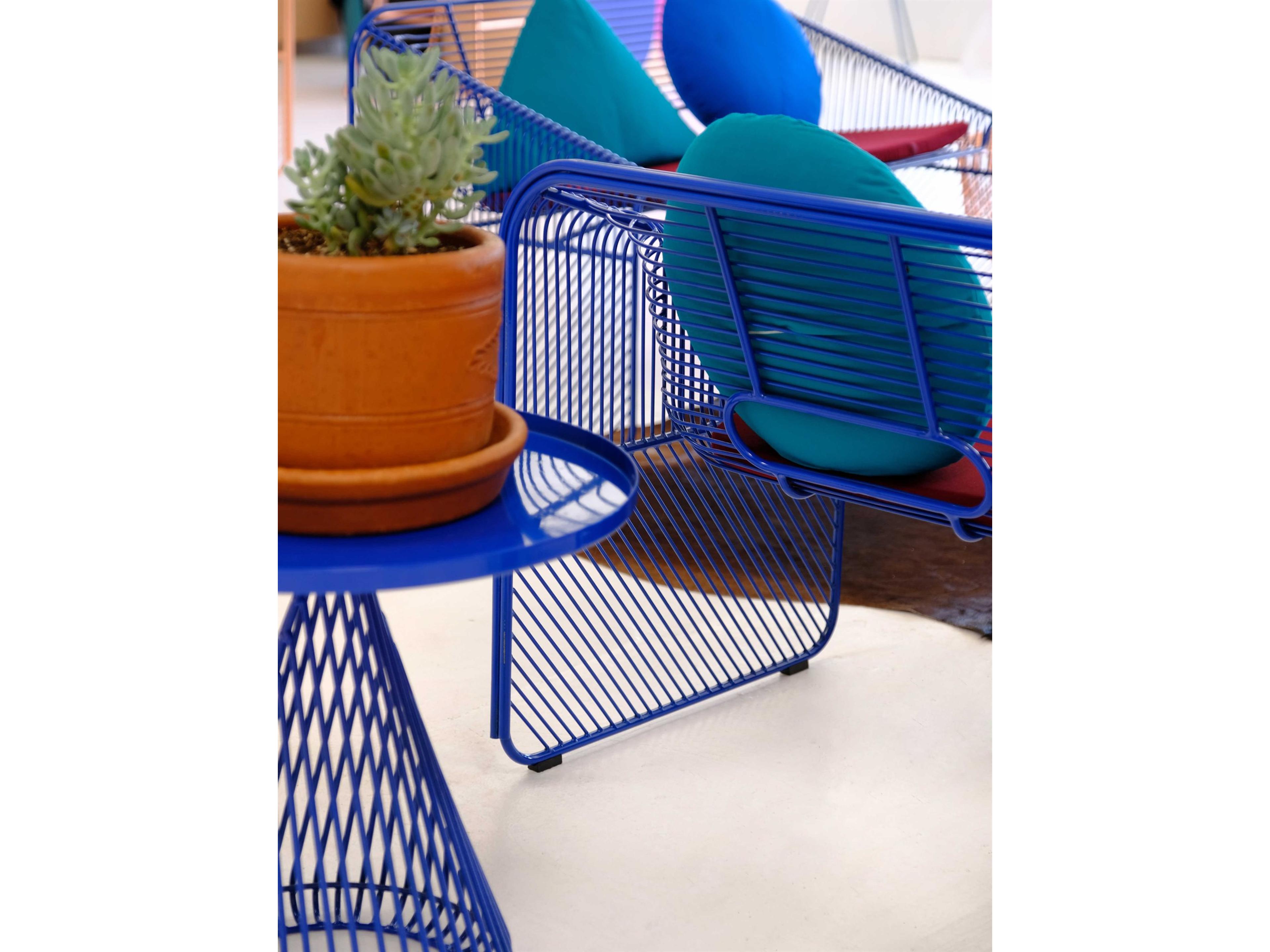 Bend Goods Outdoor Hot Seat Galvanized Iron Electric Blue Lounge Chair