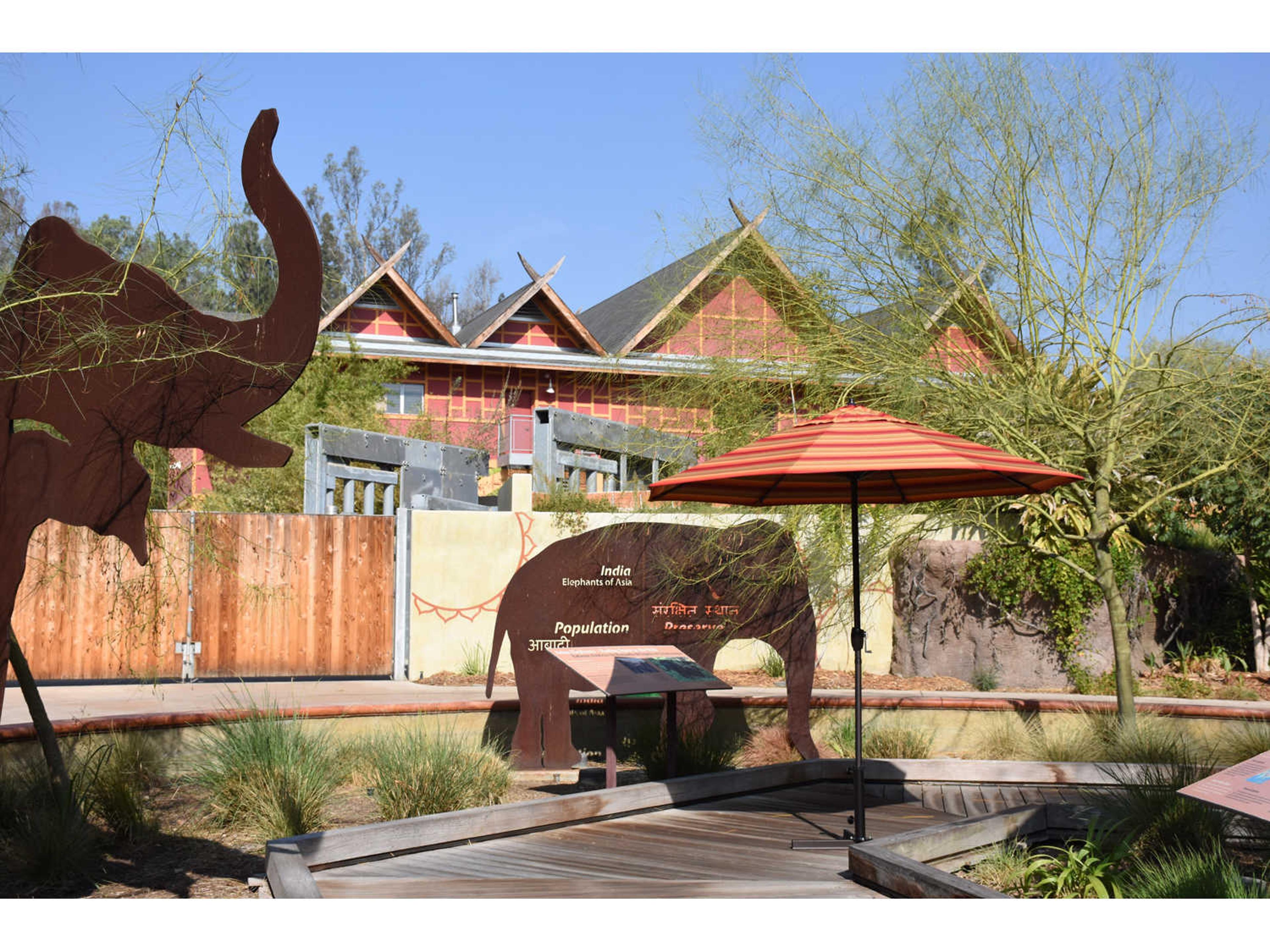 California Umbrella Custom Casa Series 9 Foot Octagon Umbrella with Crank Lift System