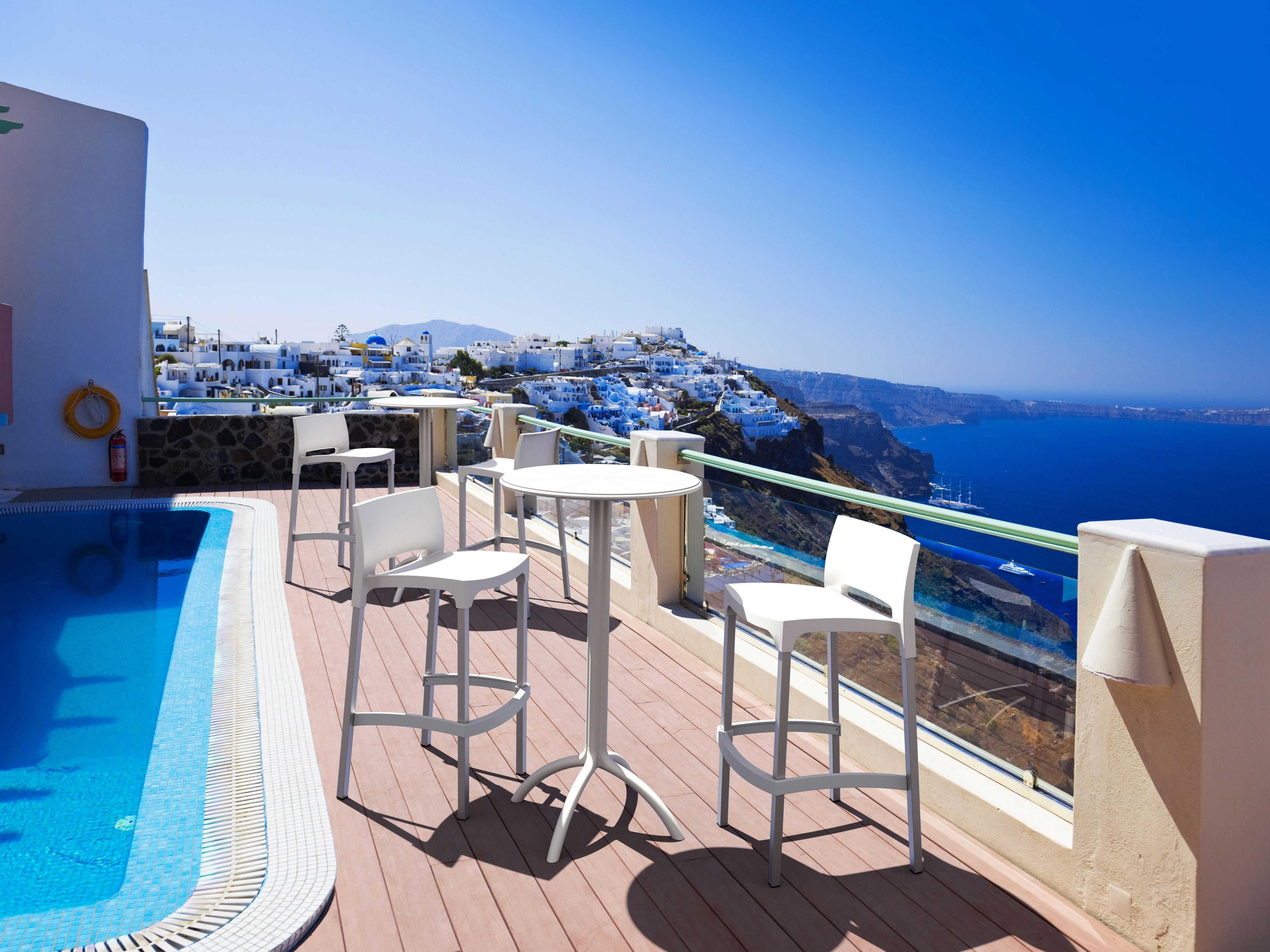 Compamia Octopus White Polypropylene Round Bar Table