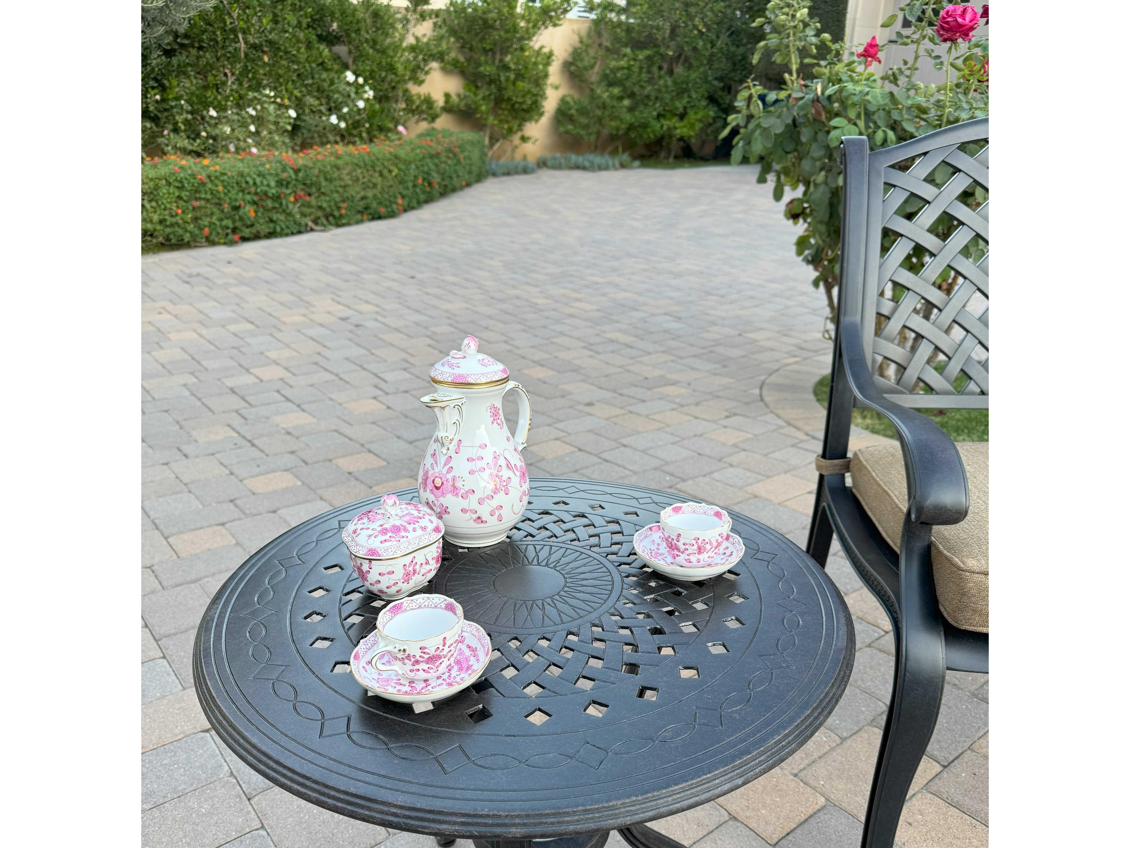 Darlee Outdoor Living Nassau Cast Aluminum Antique Bronze Lounge Set in Sesame Cushions and 24'' Wide Round End Table