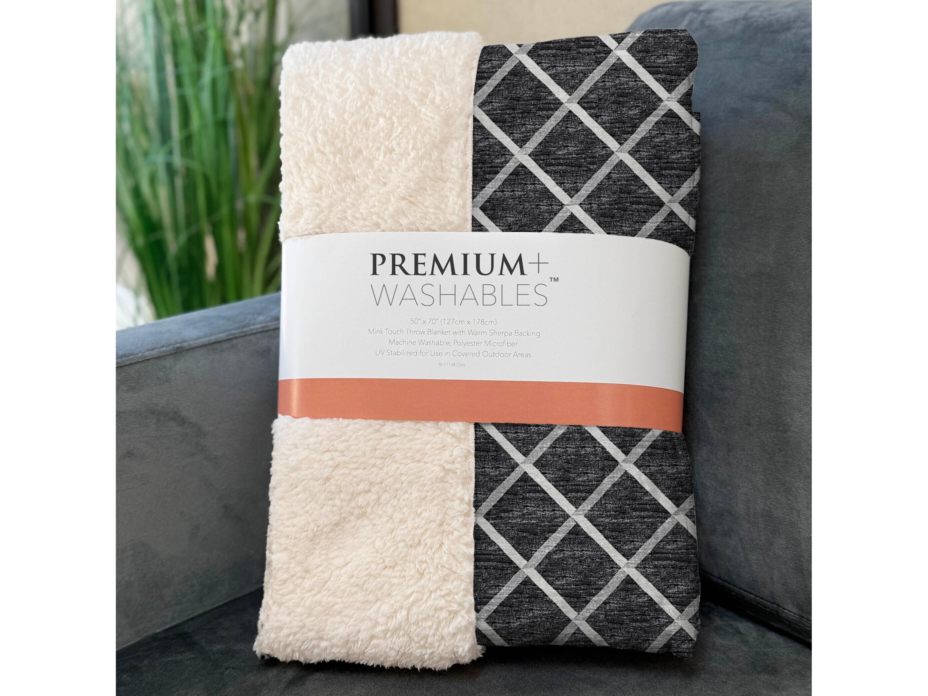 Dalyn Sherpa Black Polyester Throw