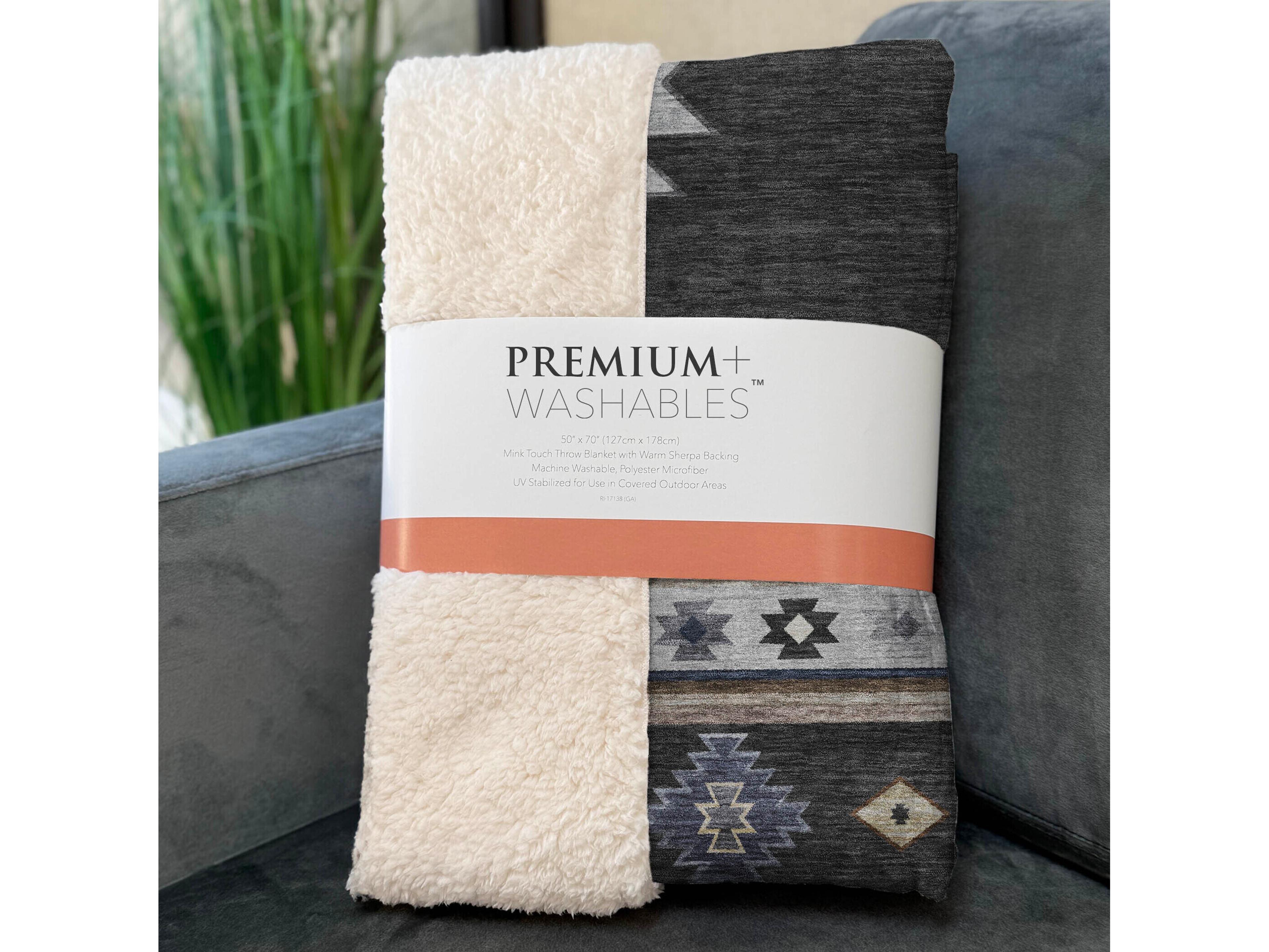 Dalyn Sherpa Black Polyester Throw