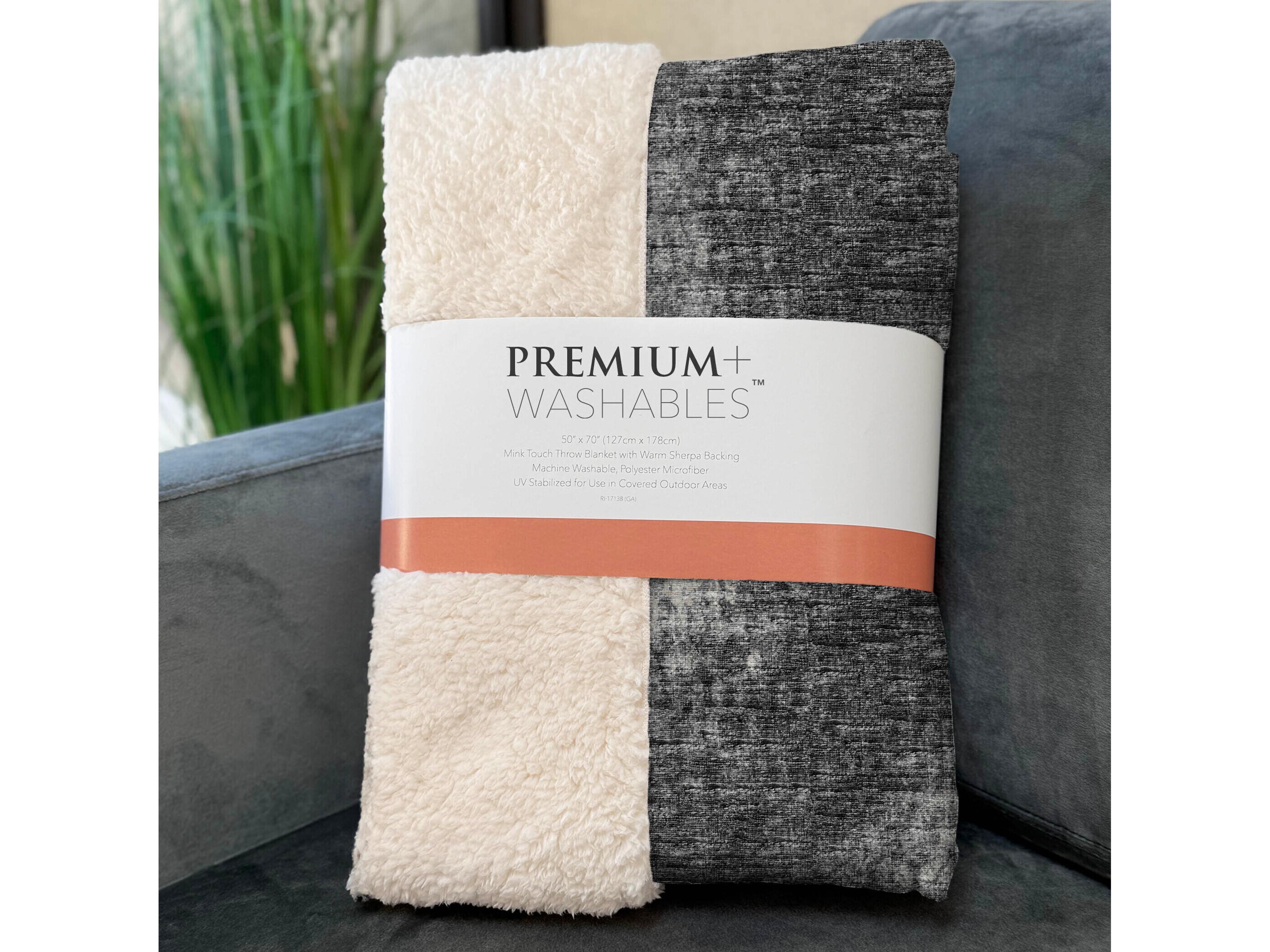 Dalyn Sherpa Black Polyester Throw