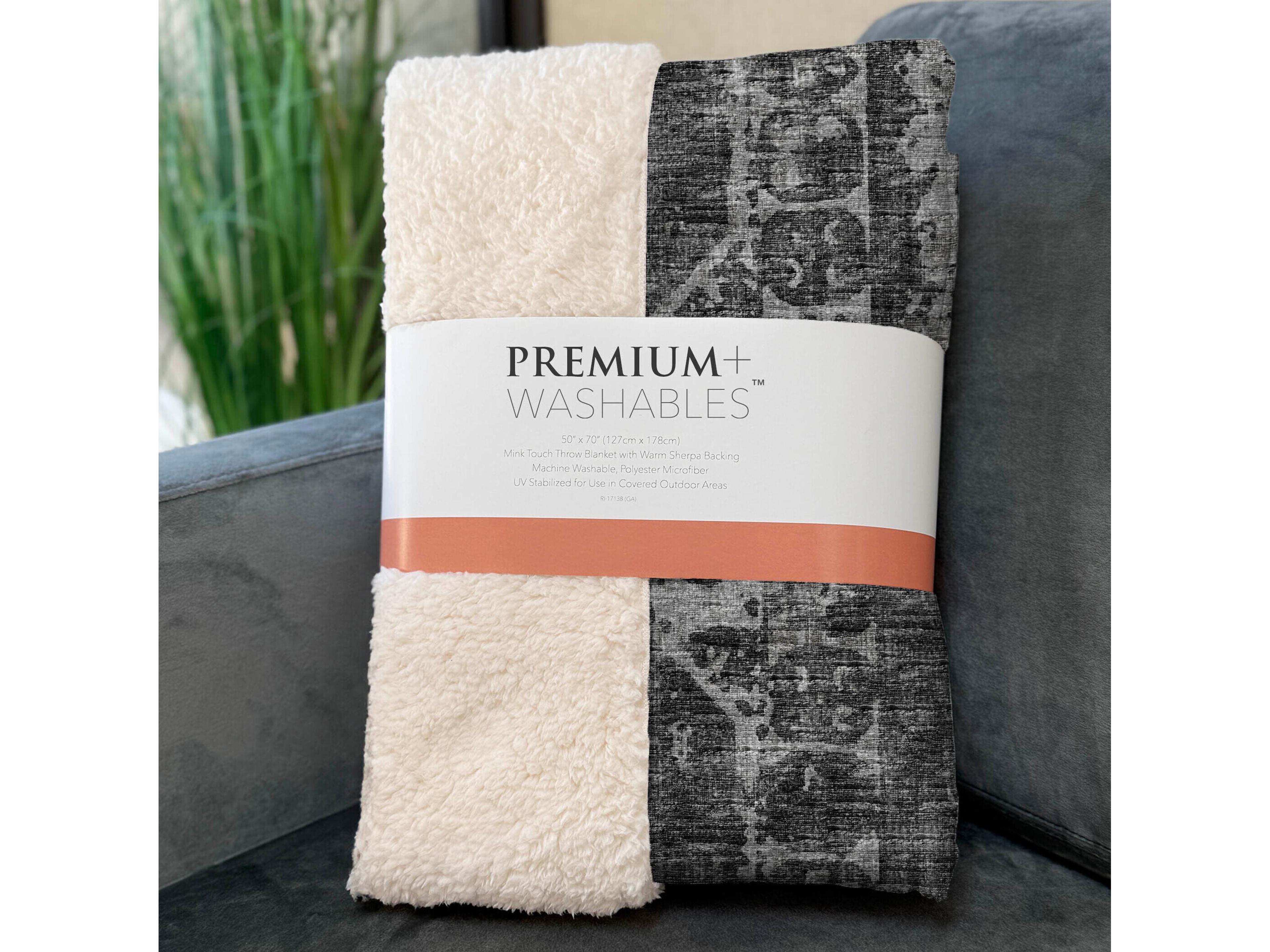 Dalyn Sherpa Black Polyester Throw