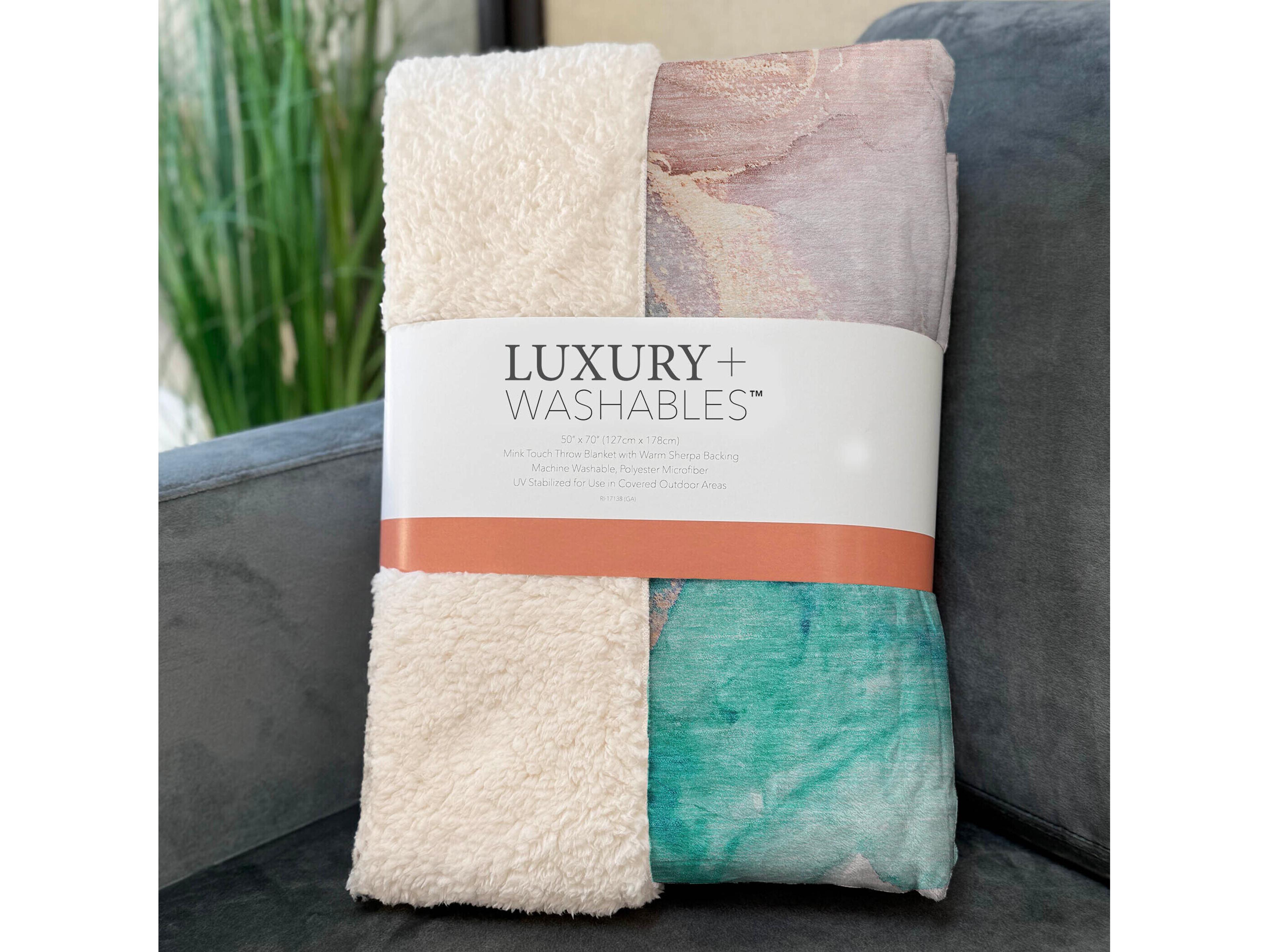 Dalyn Sherpa Red Polyester Throw