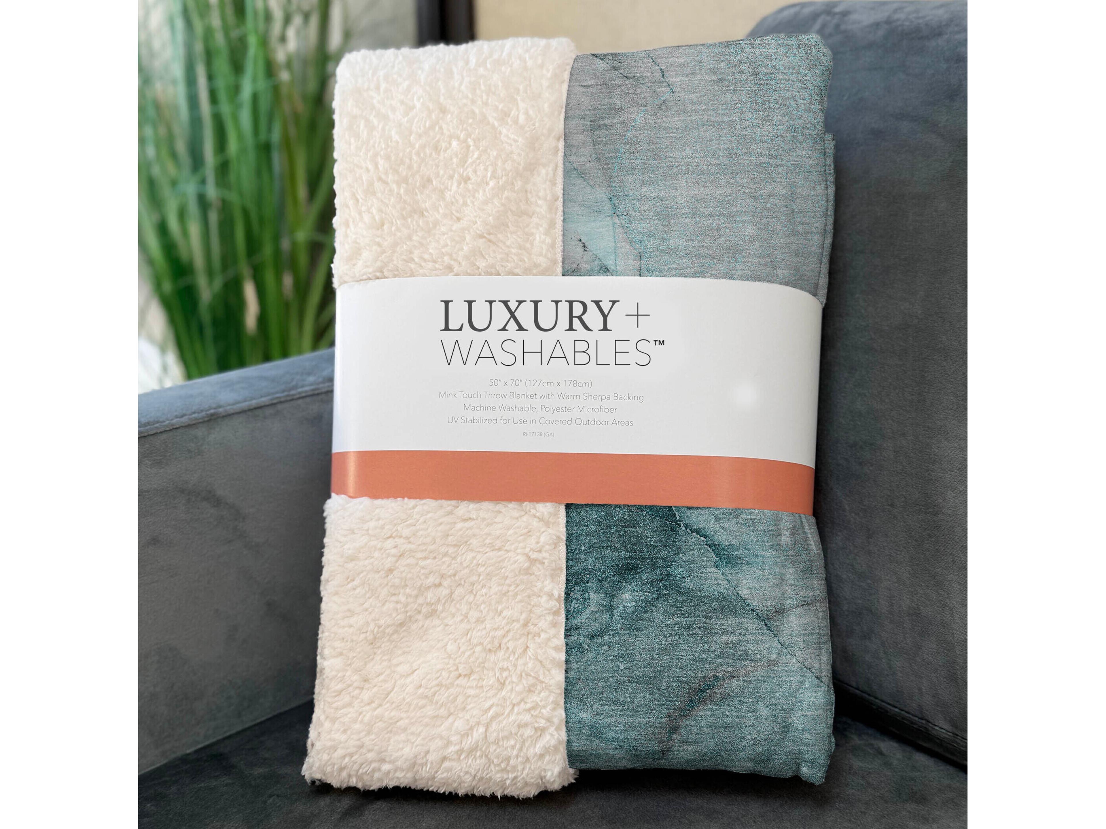 Dalyn Sherpa Teal Polyester Throw