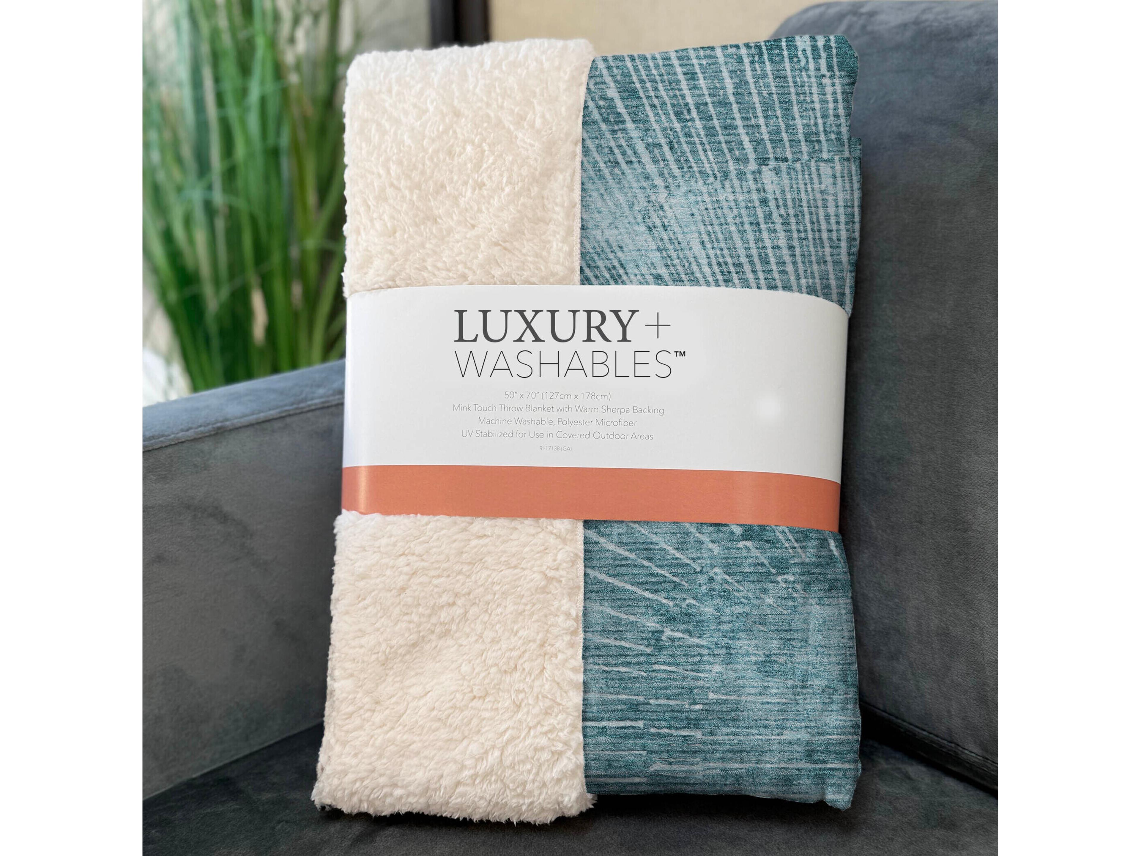 Dalyn Sherpa Teal Polyester Throw