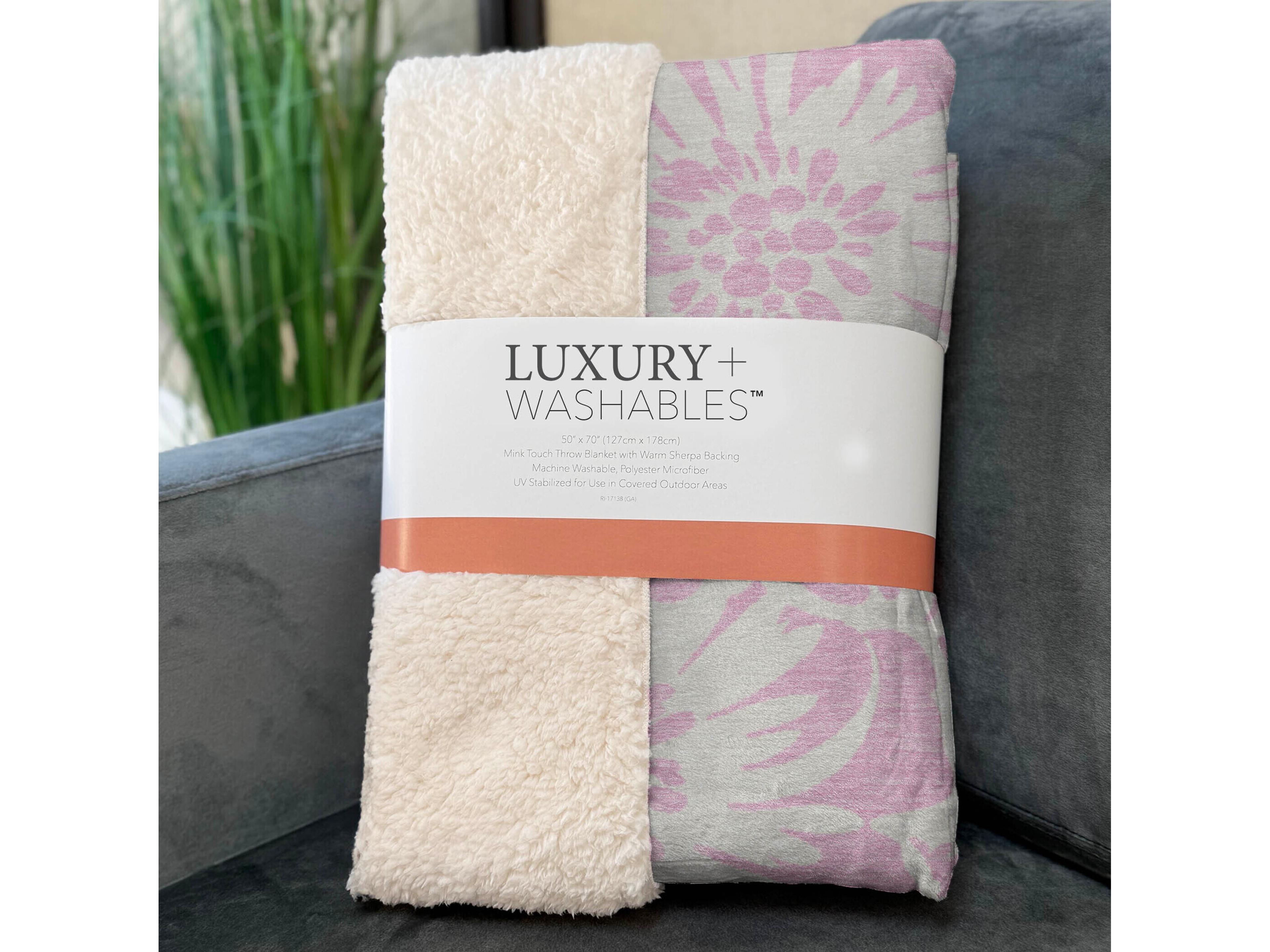 Dalyn Sherpa Pink Polyester Throw