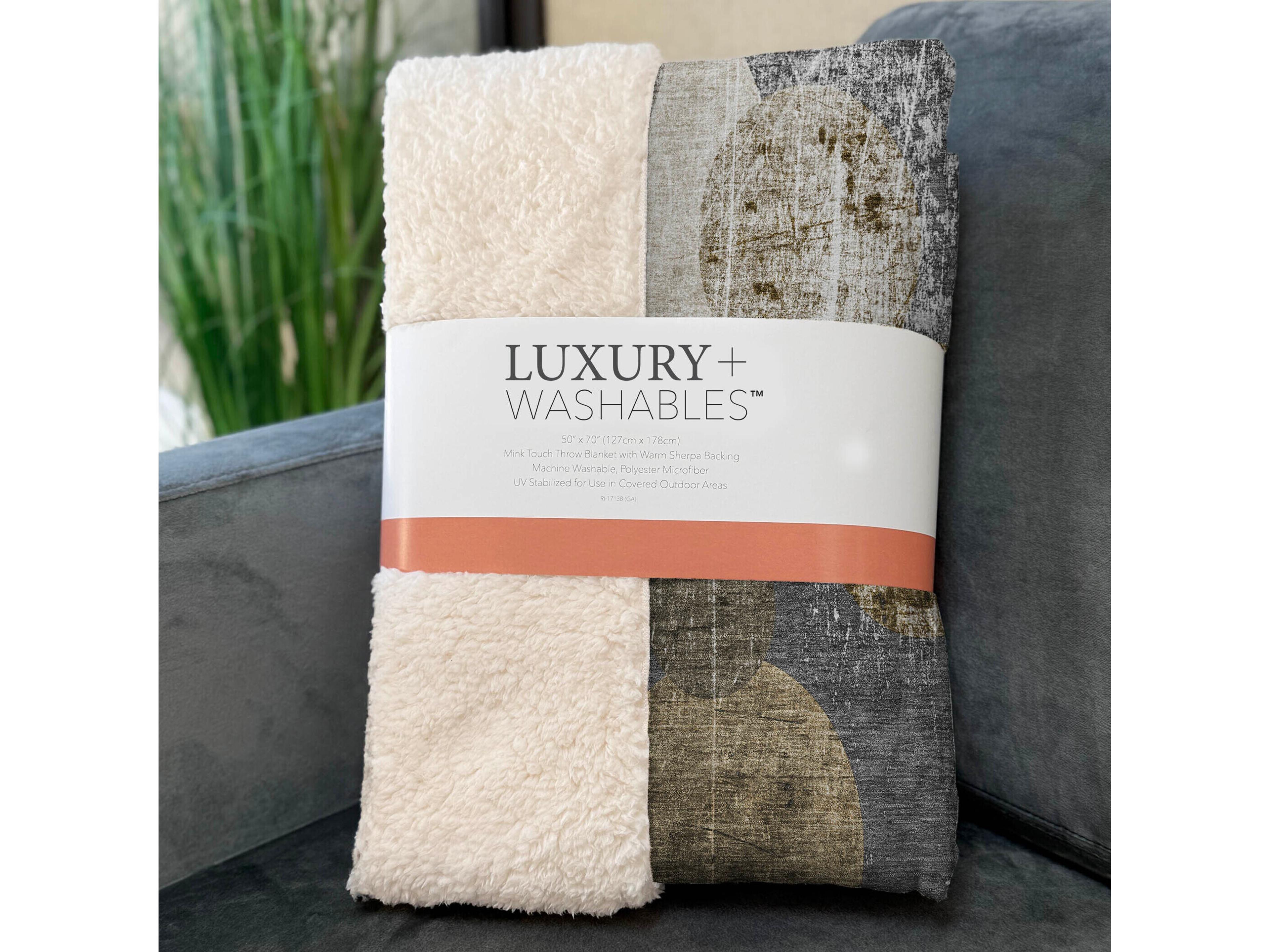 Dalyn Sherpa Brown Polyester Throw