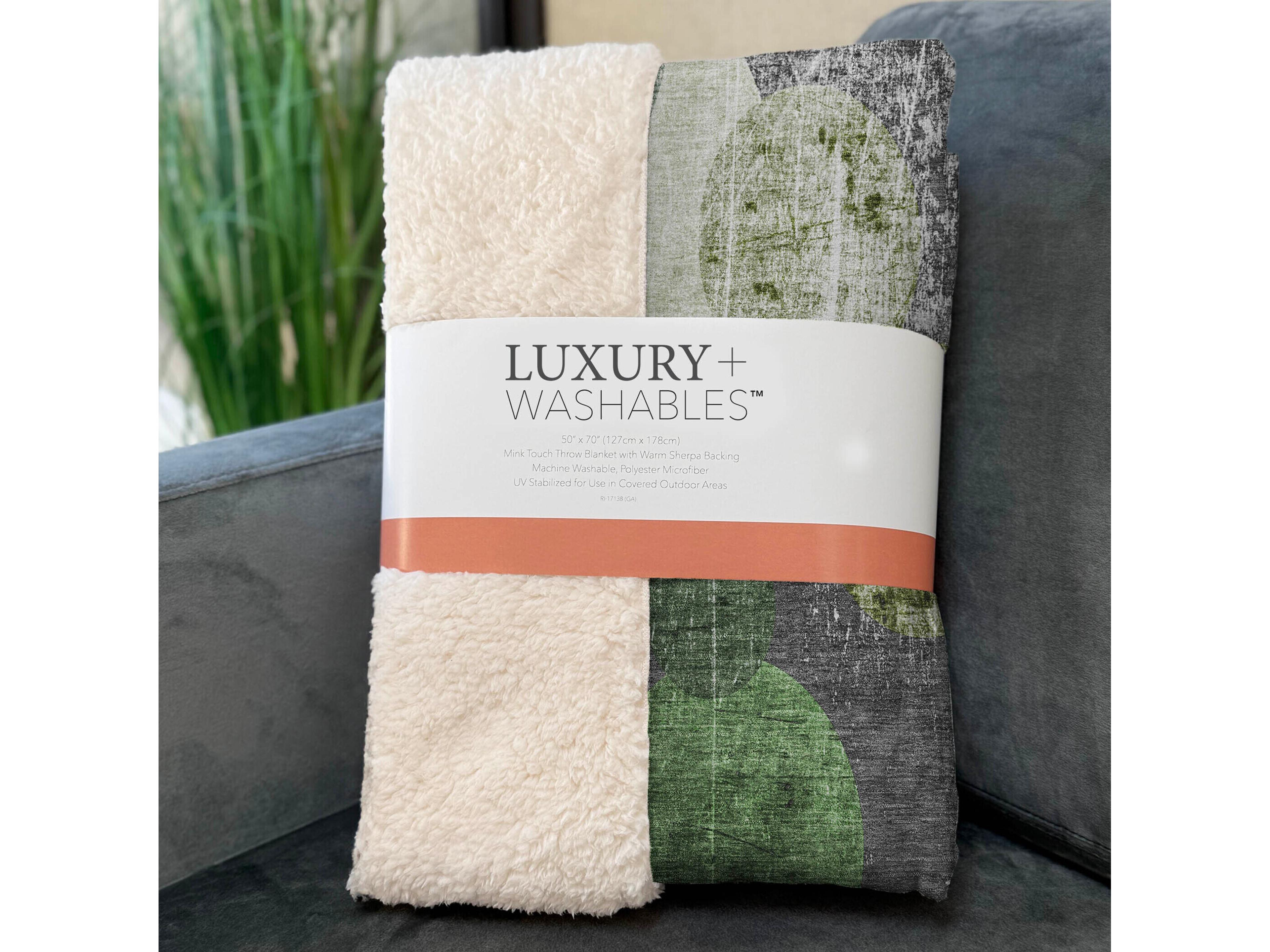 Dalyn Sherpa Green Polyester Throw