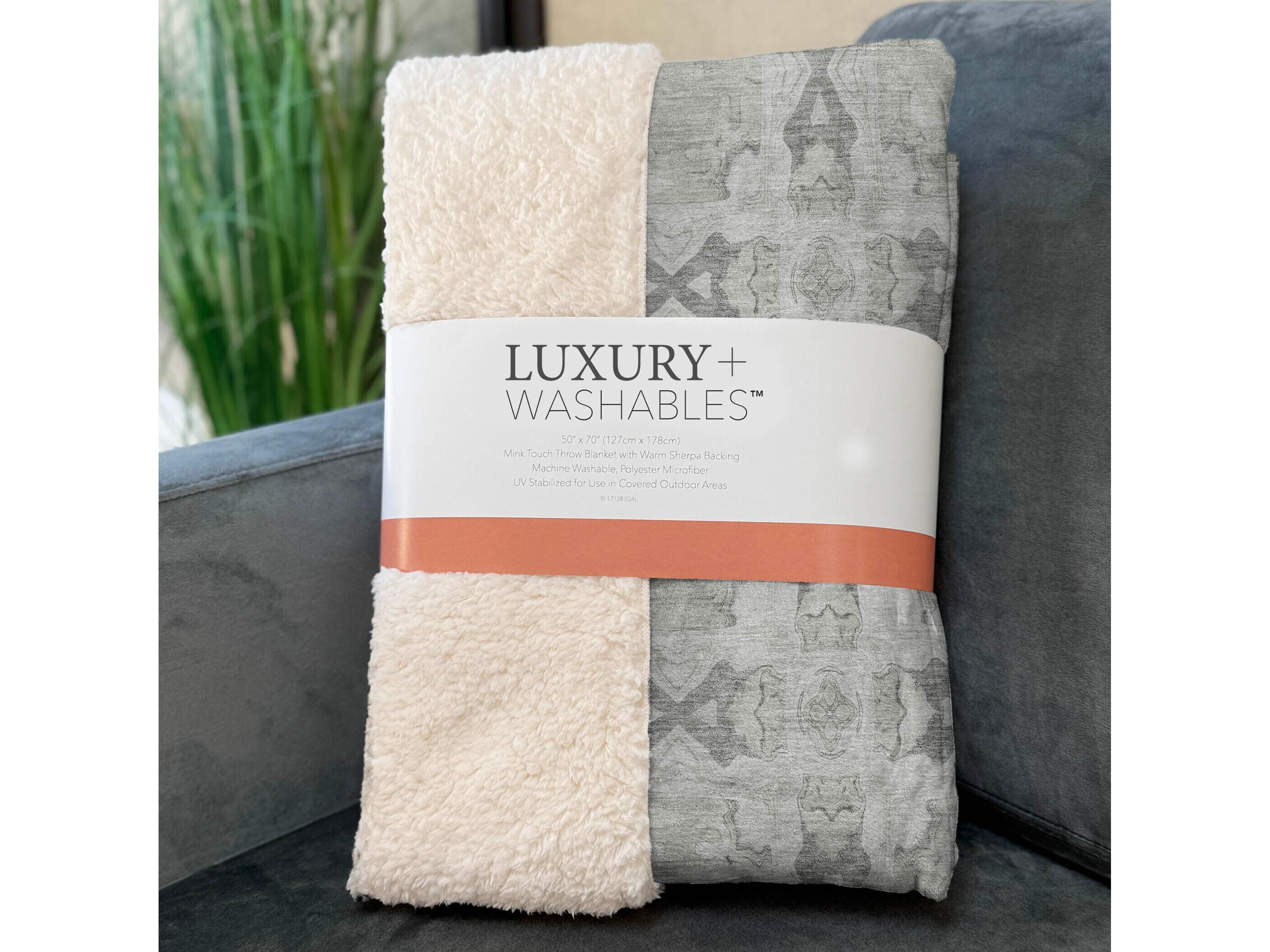 Dalyn Sherpa Ivory Polyester Throw