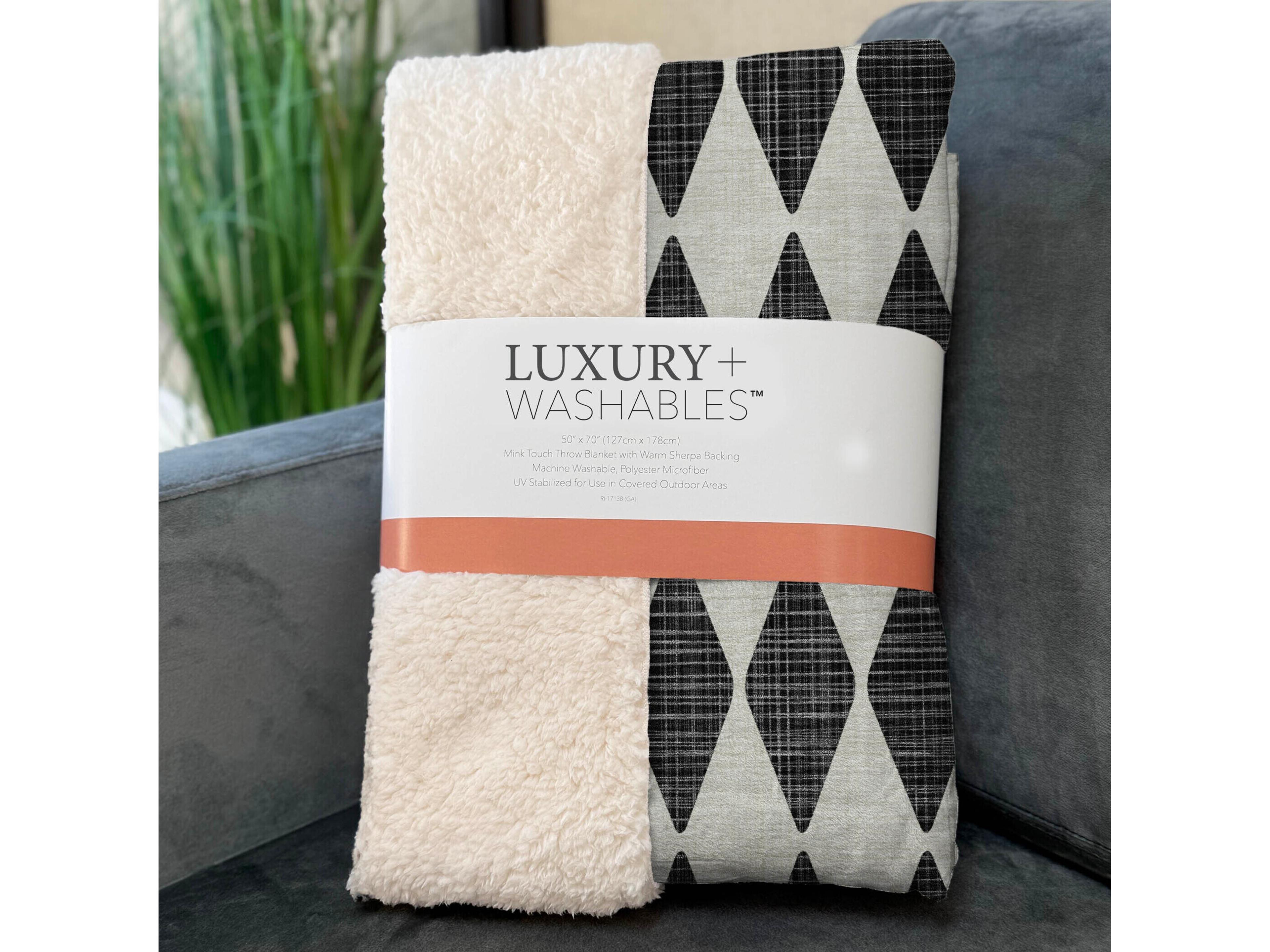 Dalyn Sherpa Black Polyester Throw