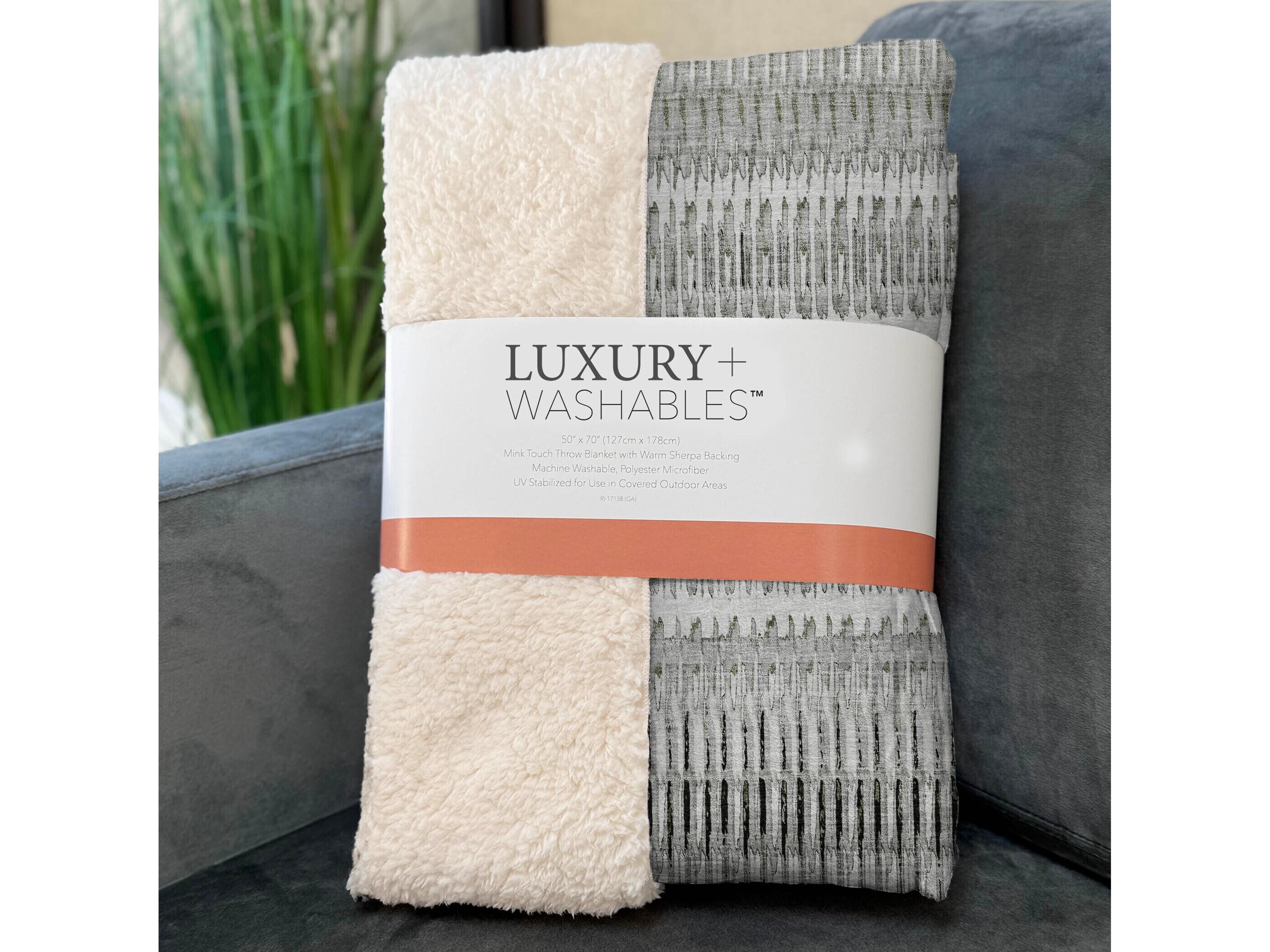 Dalyn Sherpa Ivory Polyester Throw