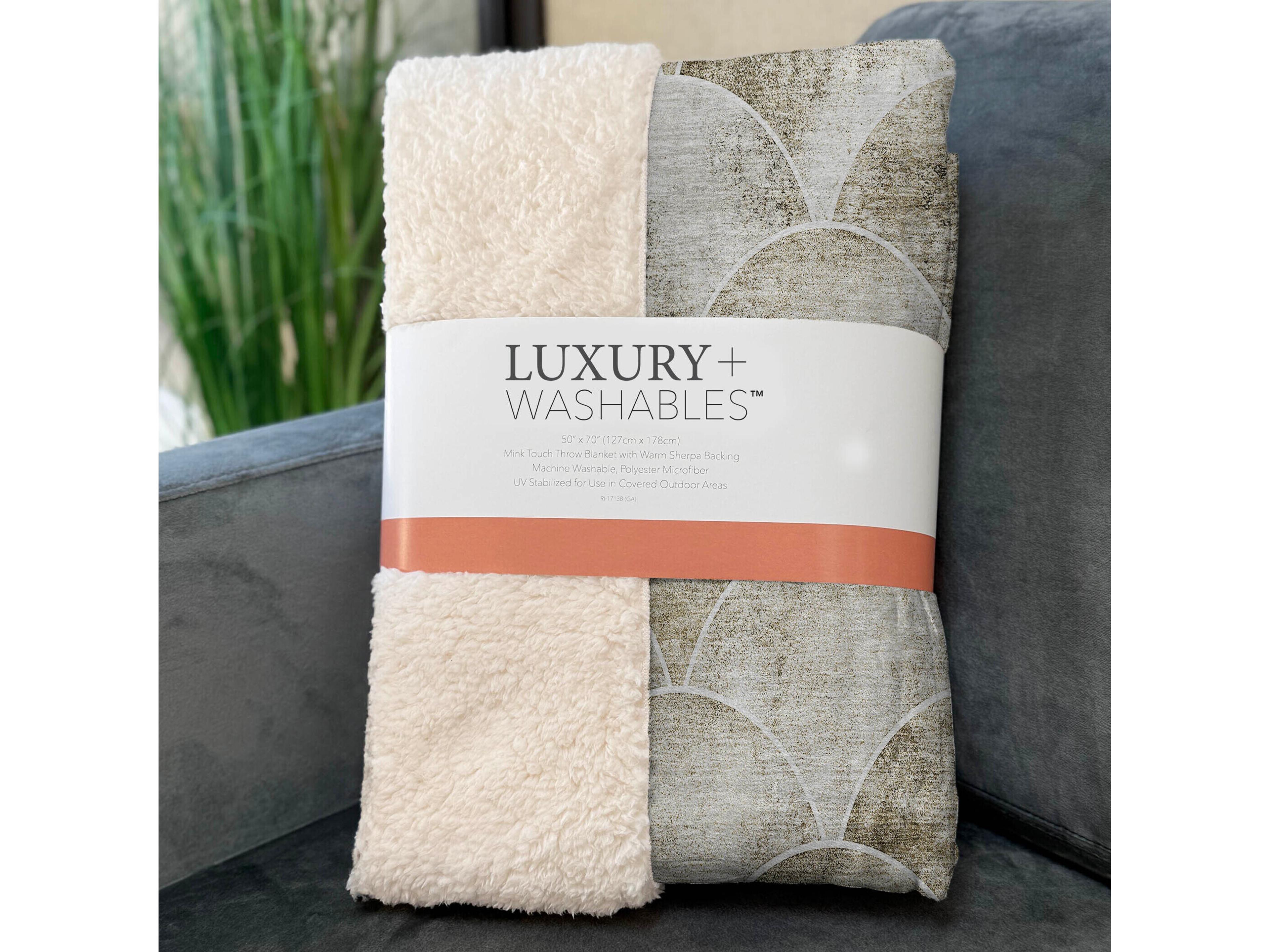 Dalyn Sherpa Brown Polyester Throw