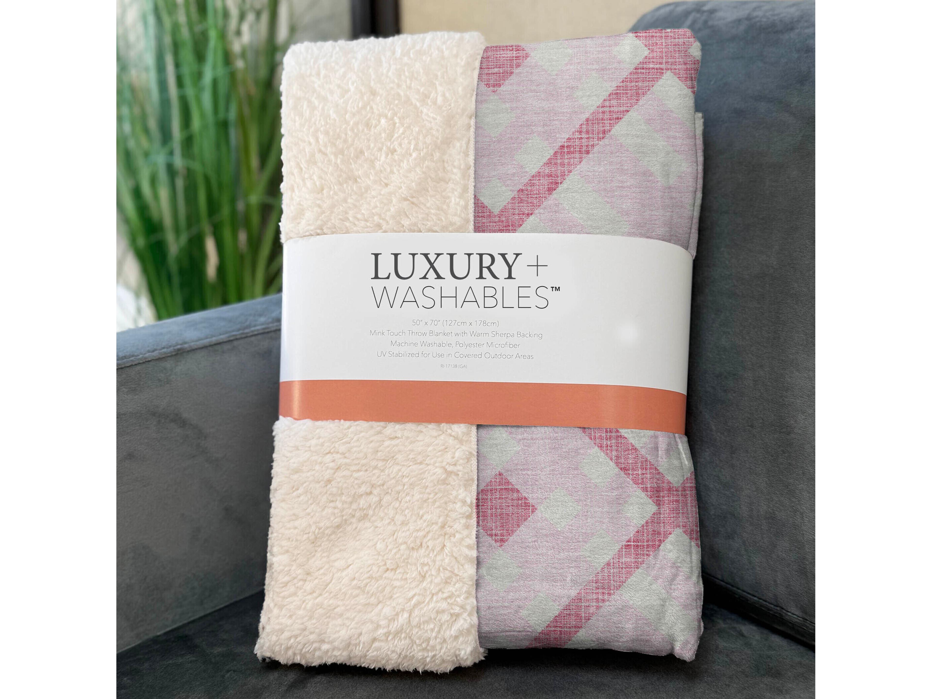 Dalyn Sherpa Pink Polyester Throw