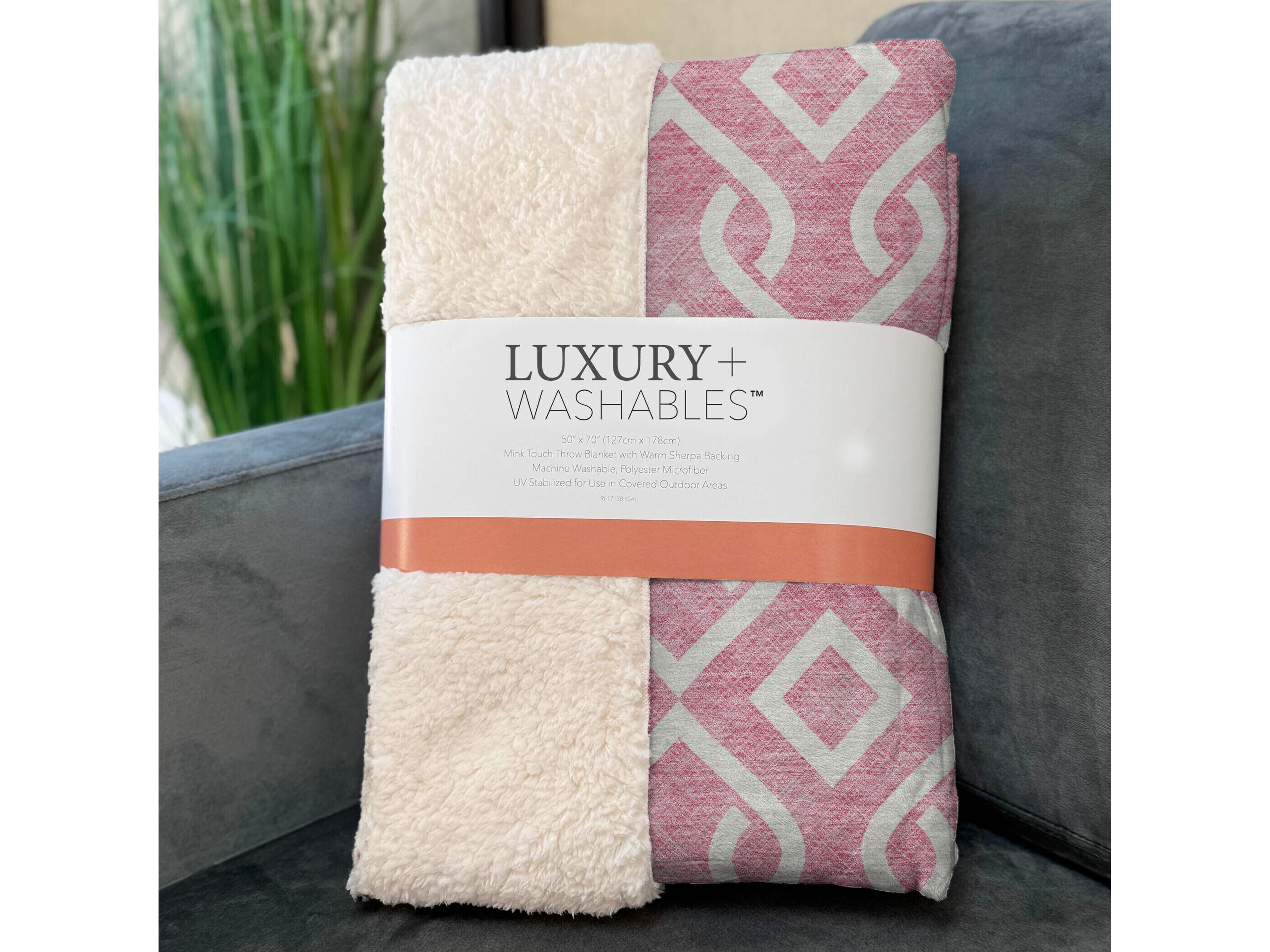 Dalyn Sherpa Pink Polyester Throw