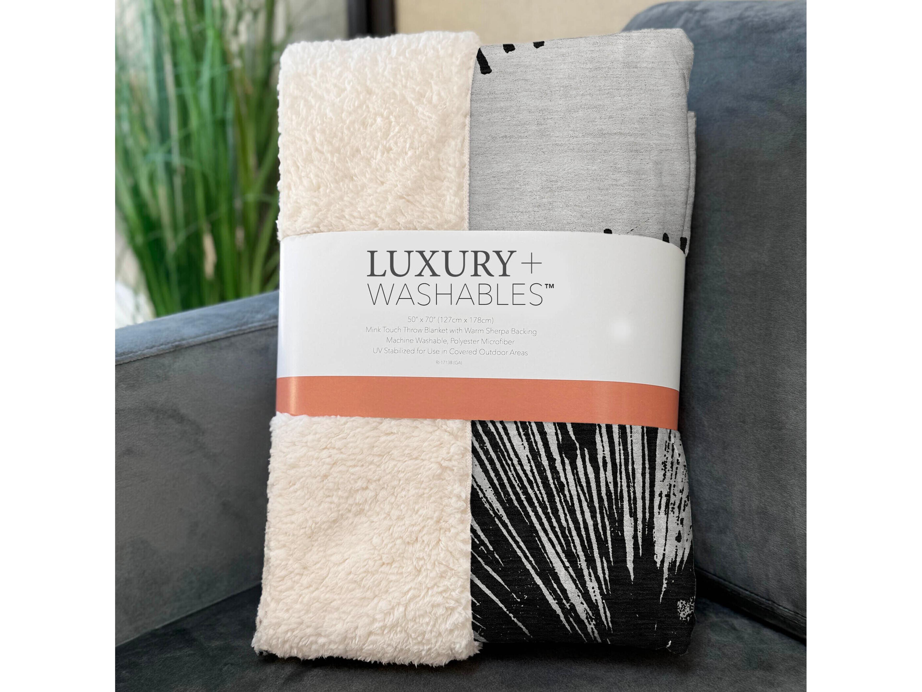 Dalyn Sherpa Black Polyester Throw