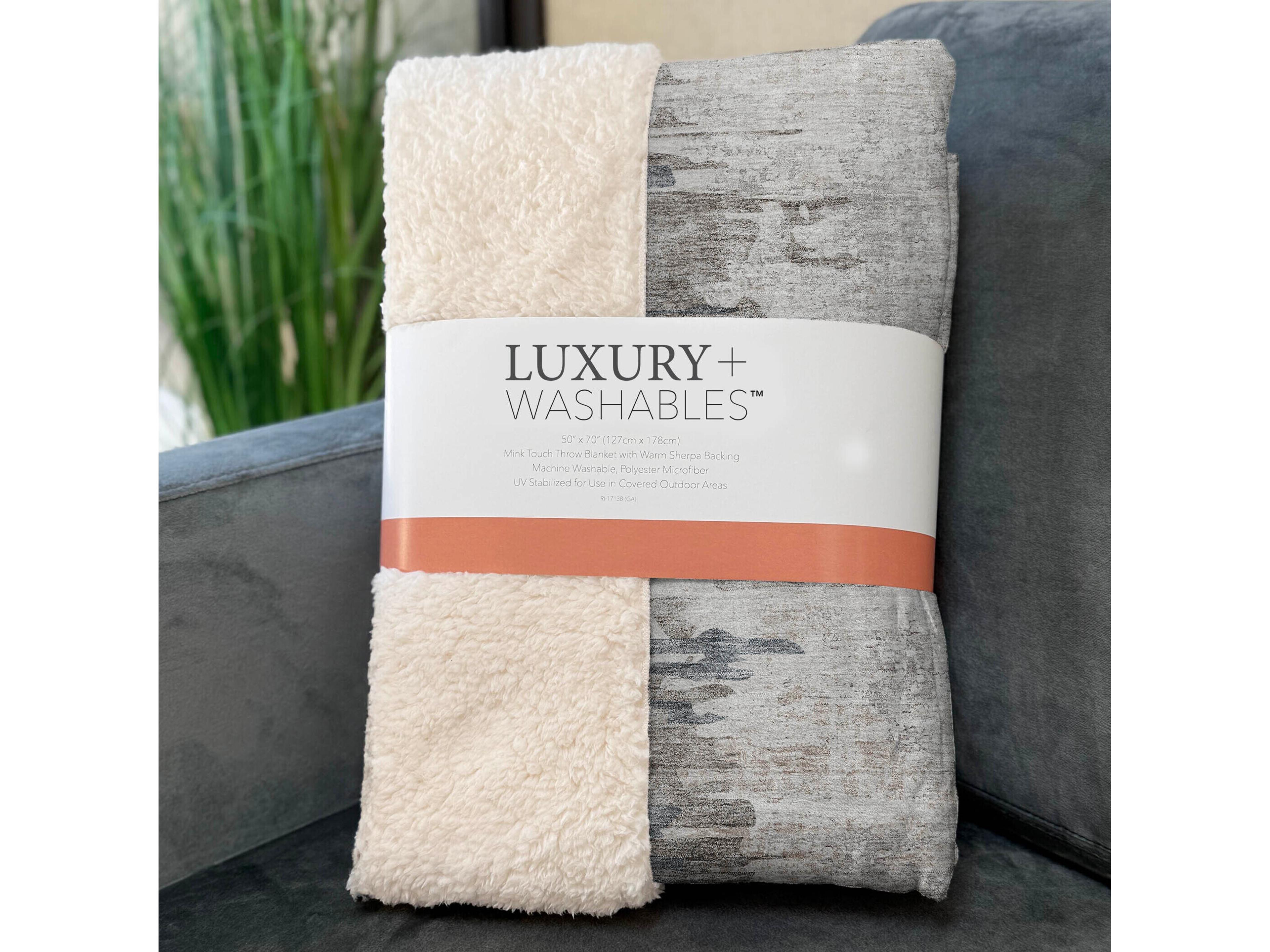 Dalyn Sherpa Ivory Polyester Throw