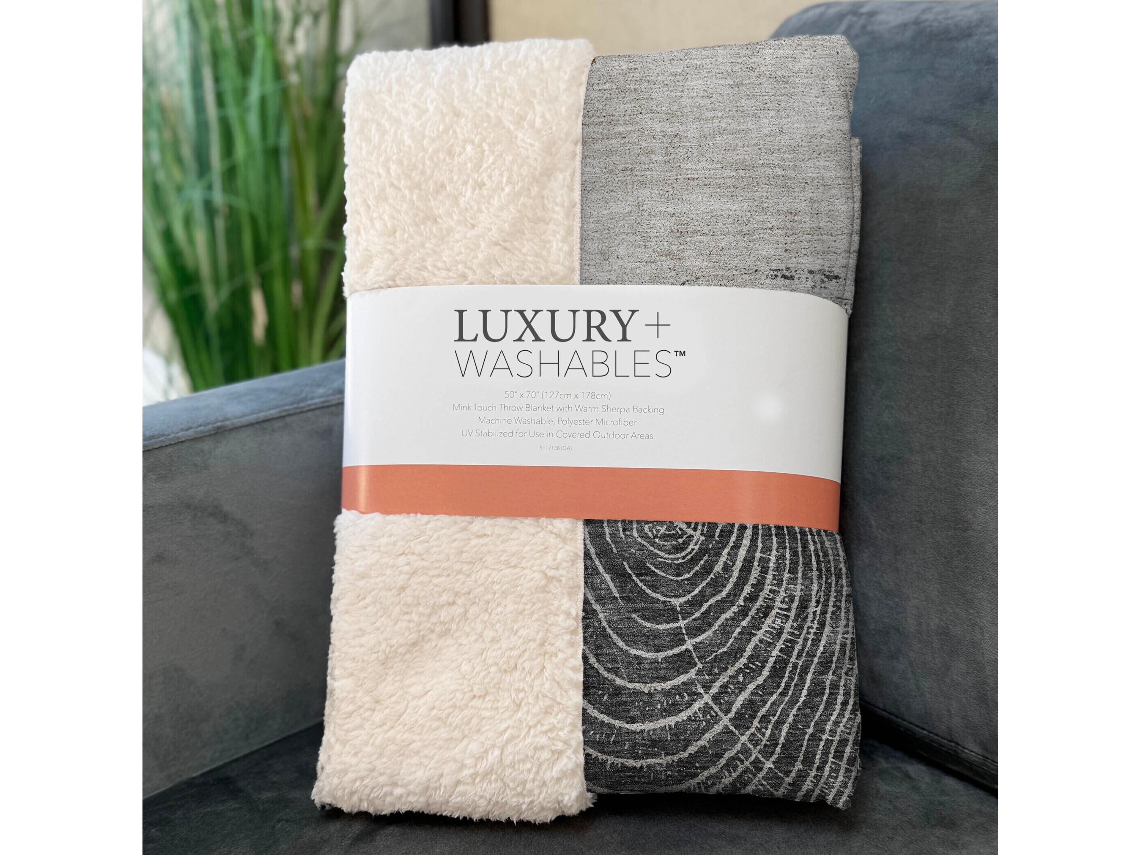 Dalyn Sherpa Brown Polyester Throw