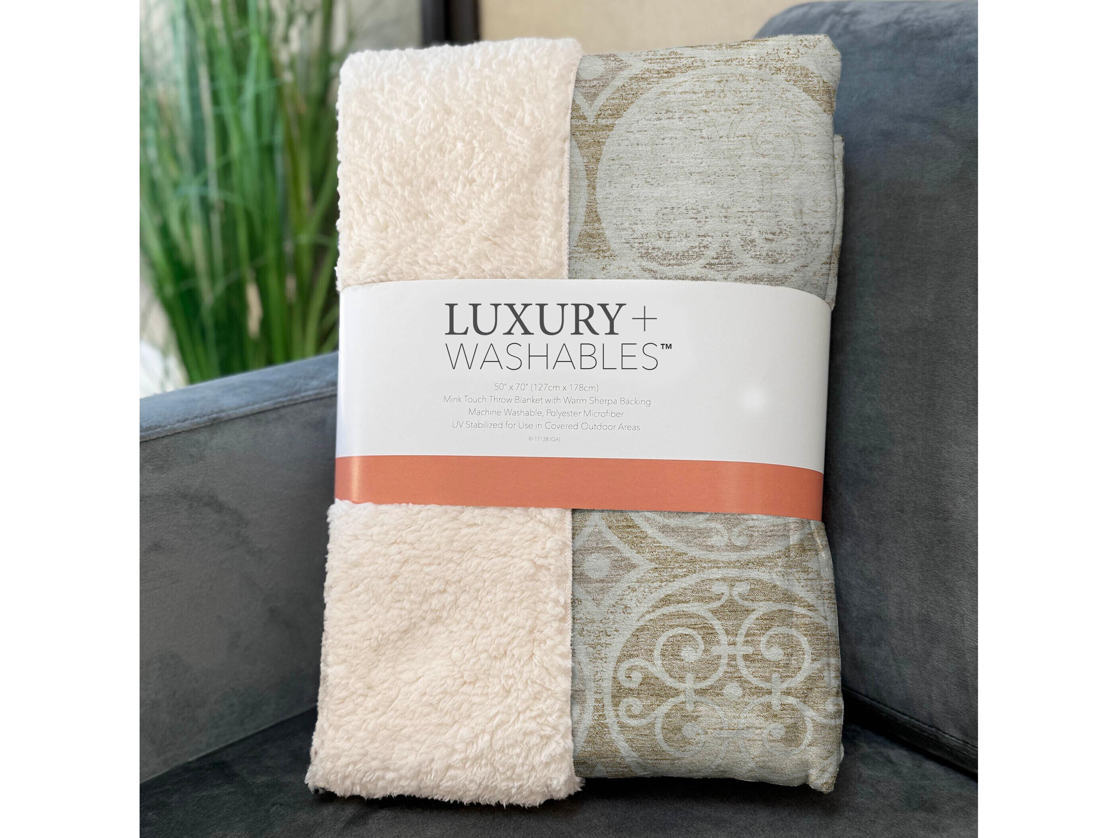 Dalyn Sherpa Ivory Polyester Throw