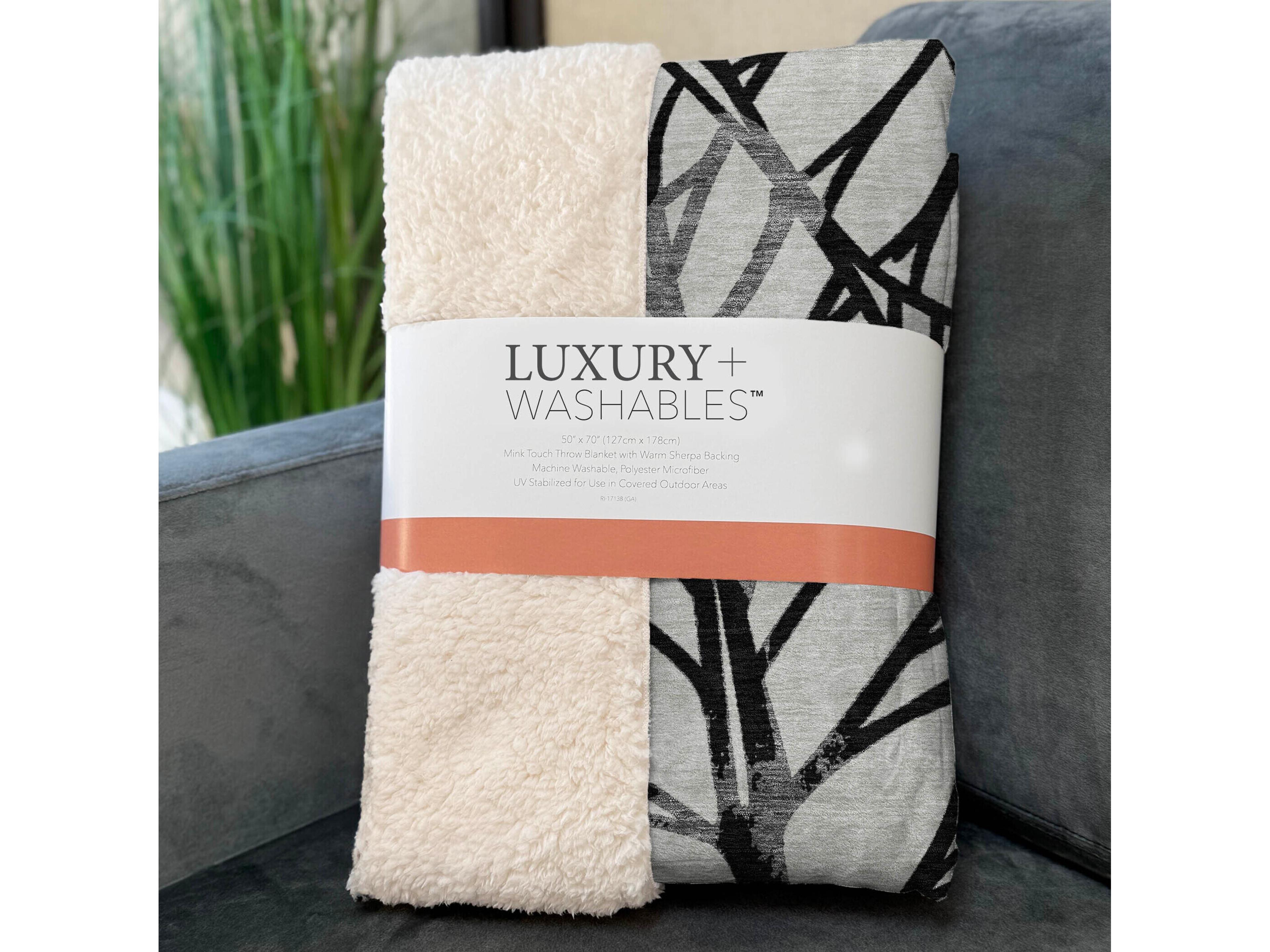 Dalyn Sherpa Black Polyester Throw