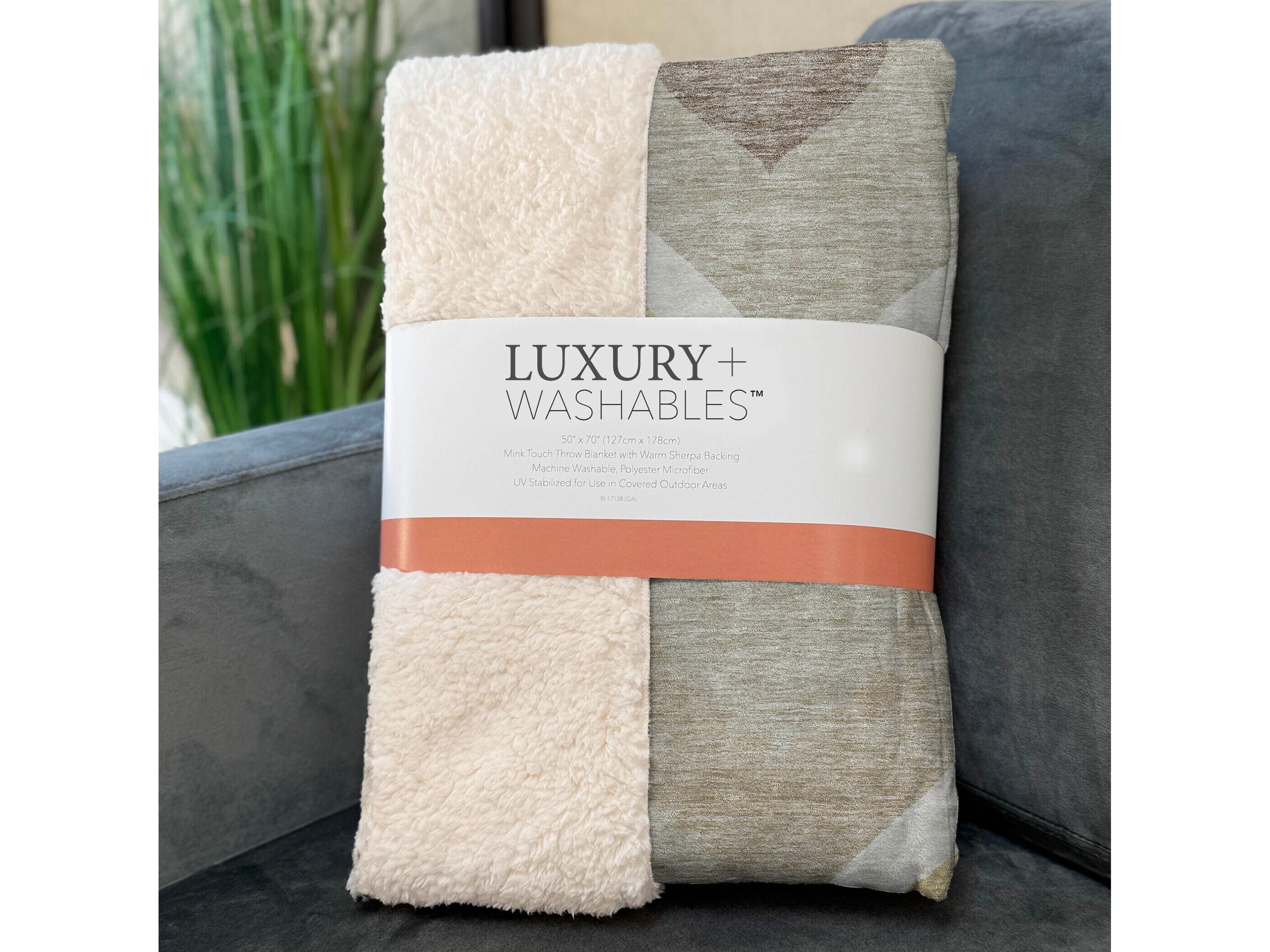 Dalyn Sherpa Brown Polyester Throw