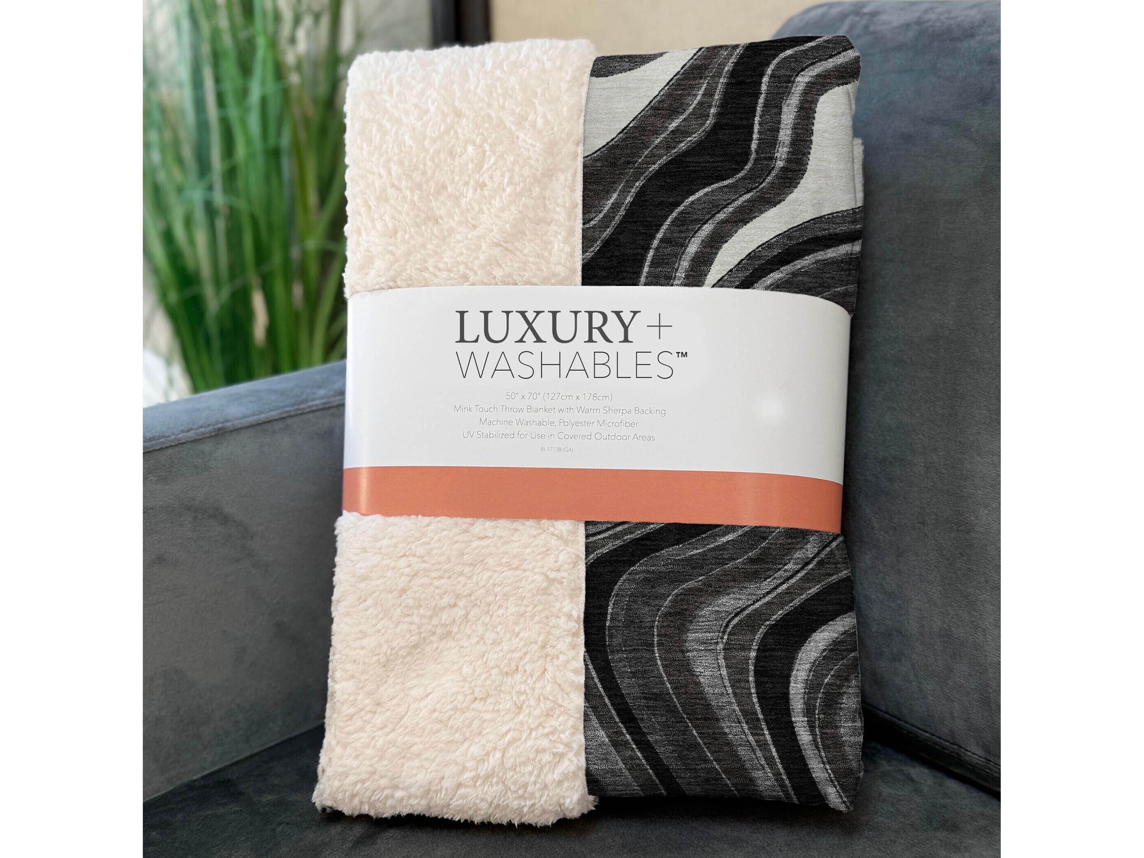 Dalyn Sherpa Black Polyester Throw