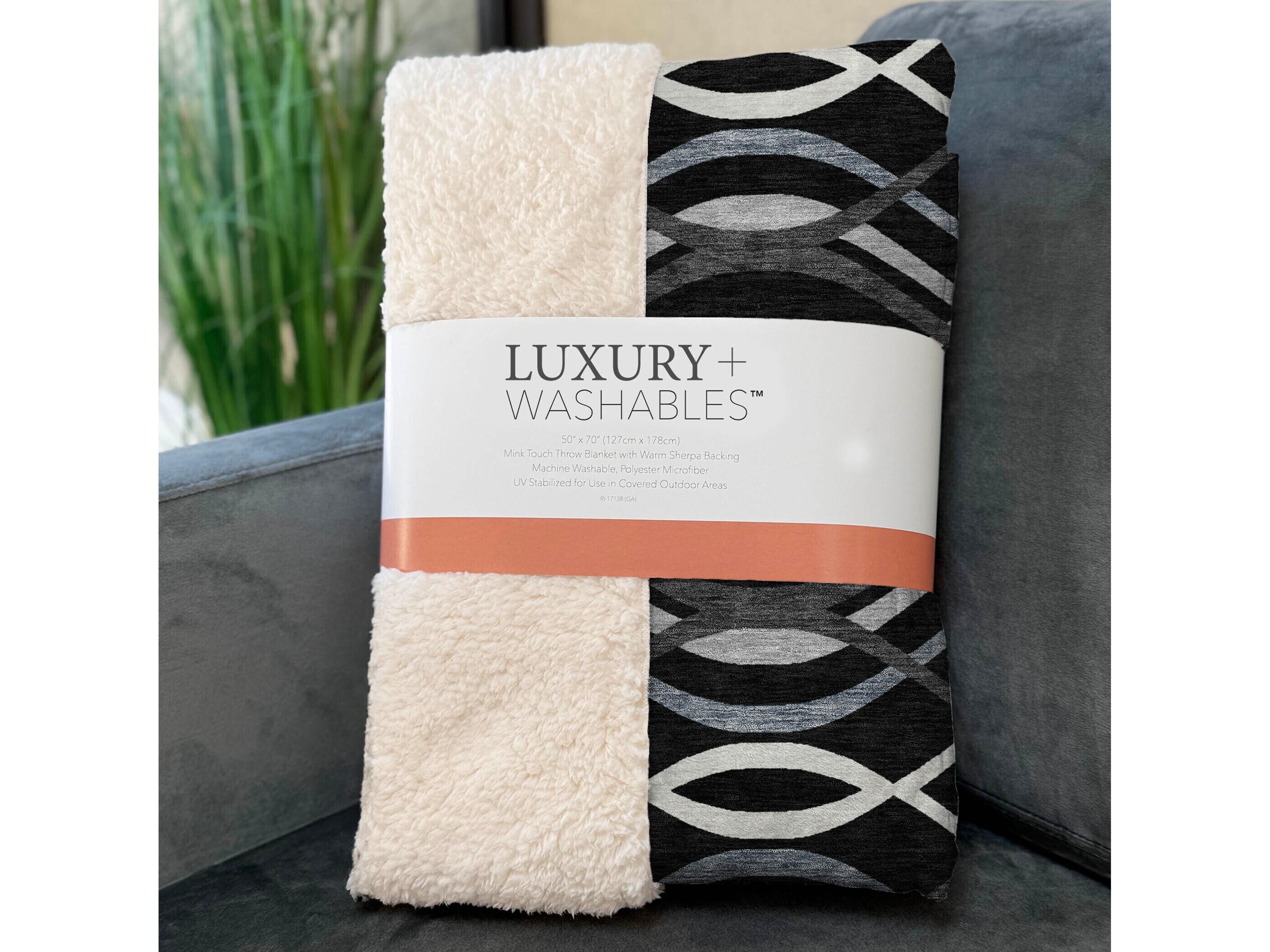 Dalyn Sherpa Black Polyester Throw