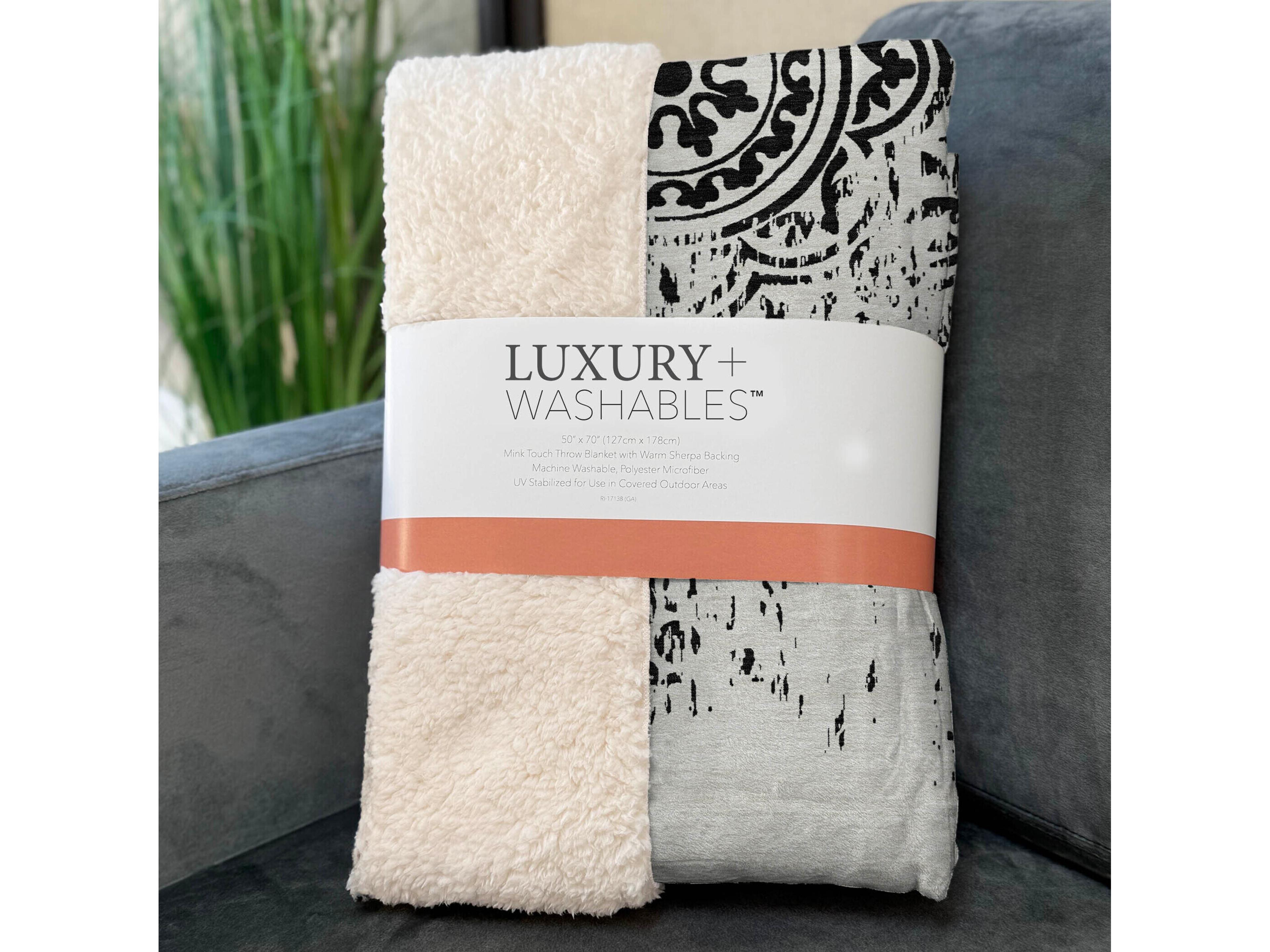 Dalyn Sherpa Black Polyester Throw