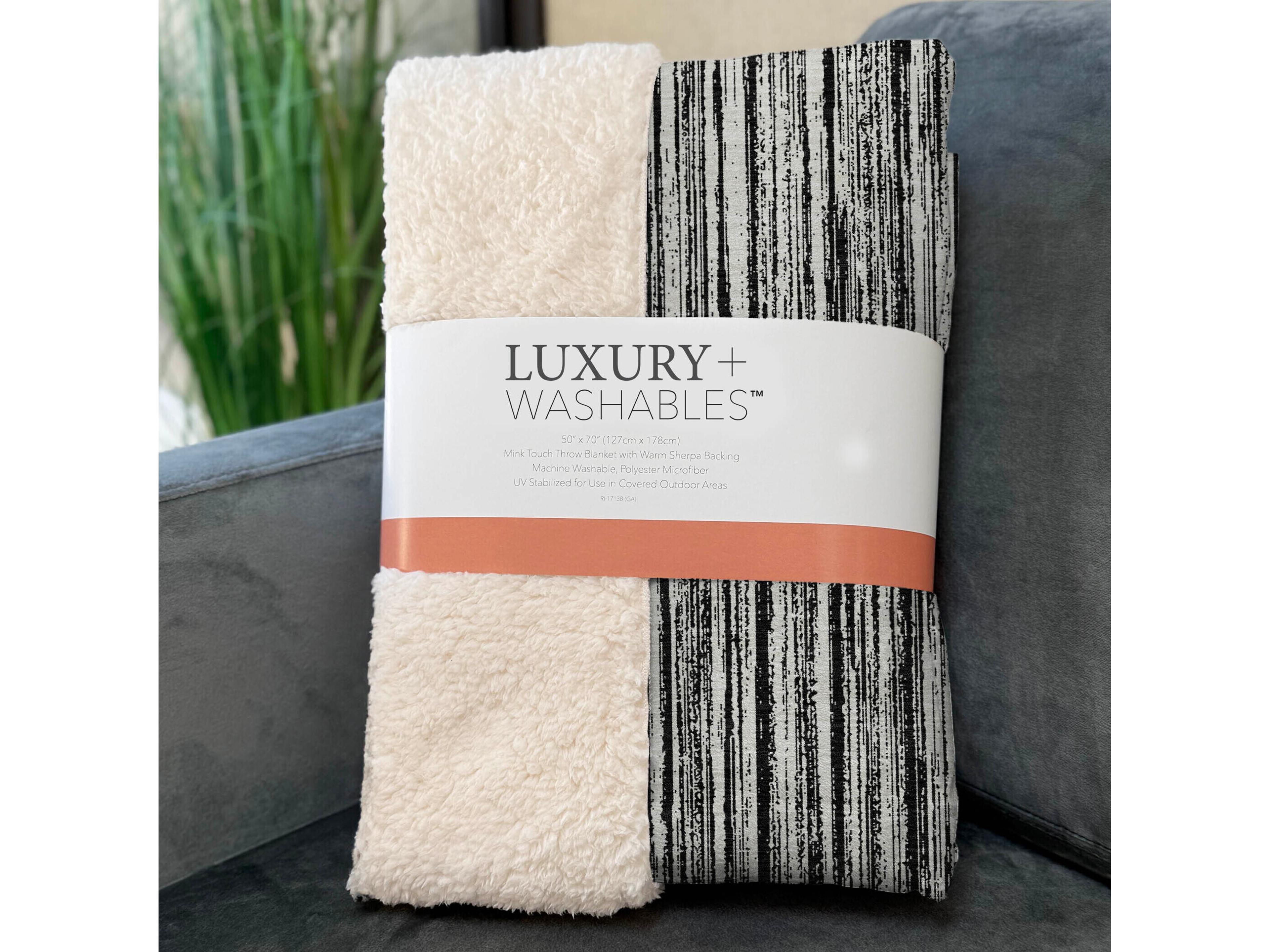 Dalyn Sherpa Black Polyester Throw