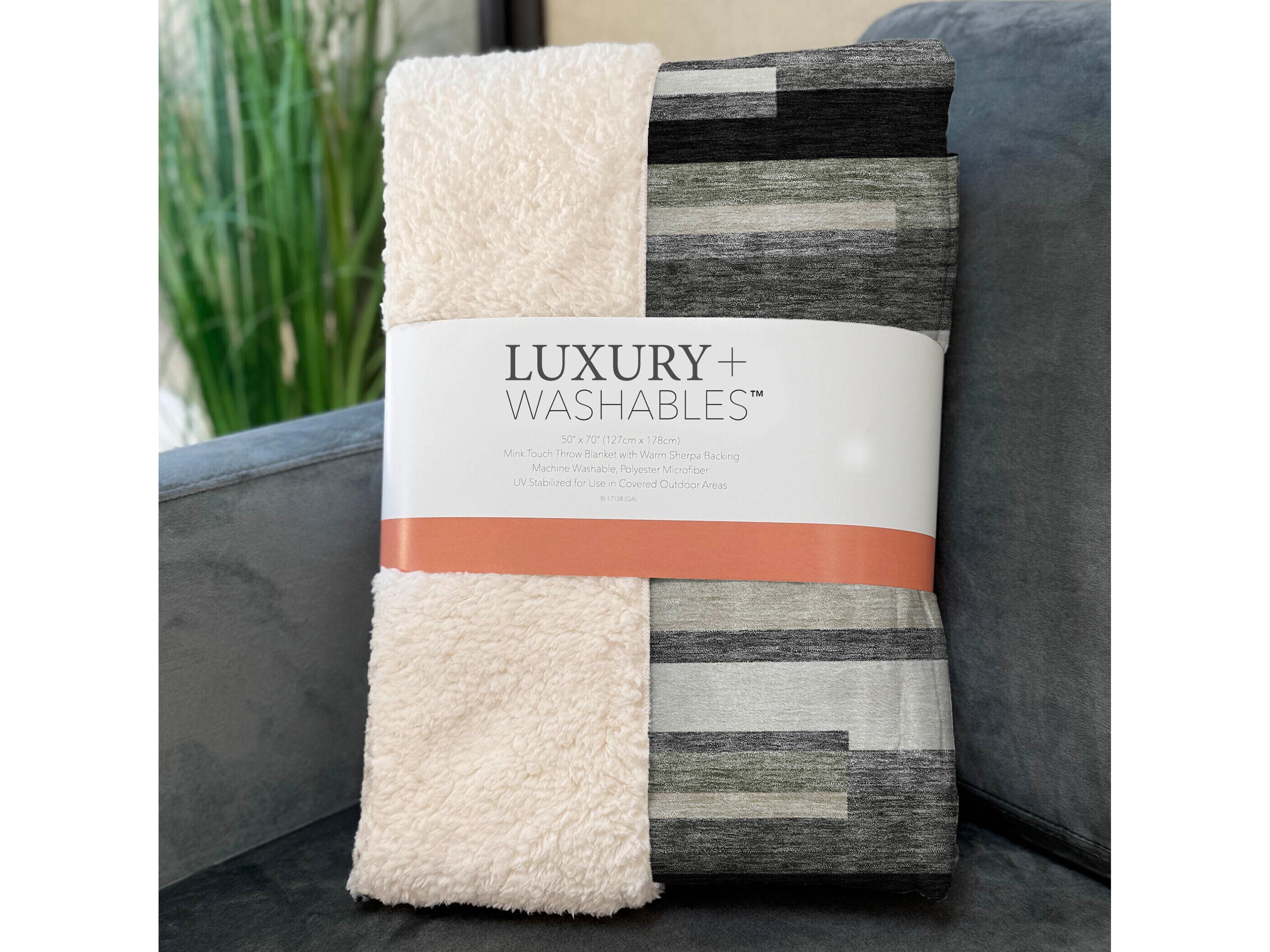 Dalyn Sherpa Black Polyester Throw