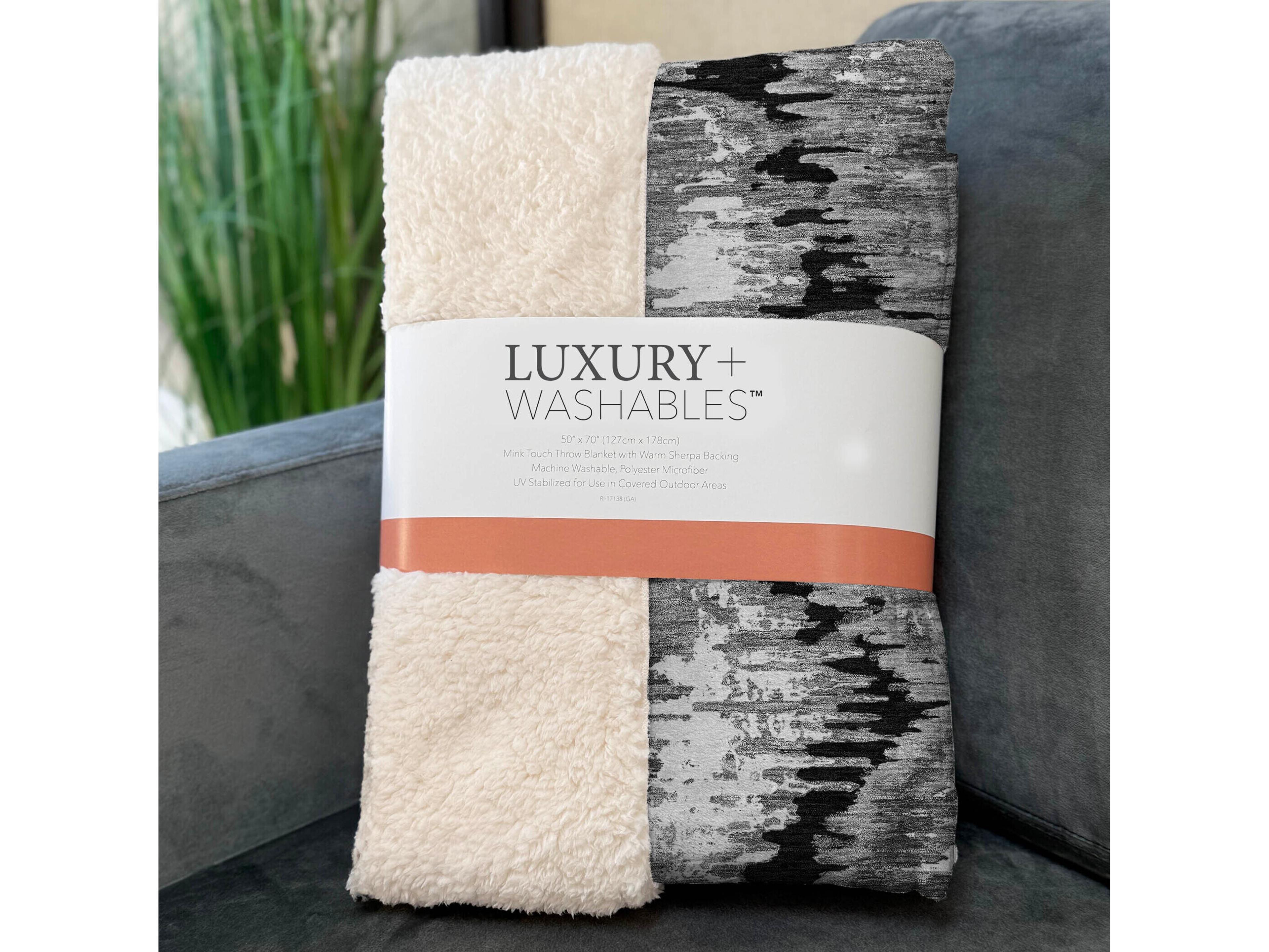 Dalyn Sherpa Black Polyester Throw