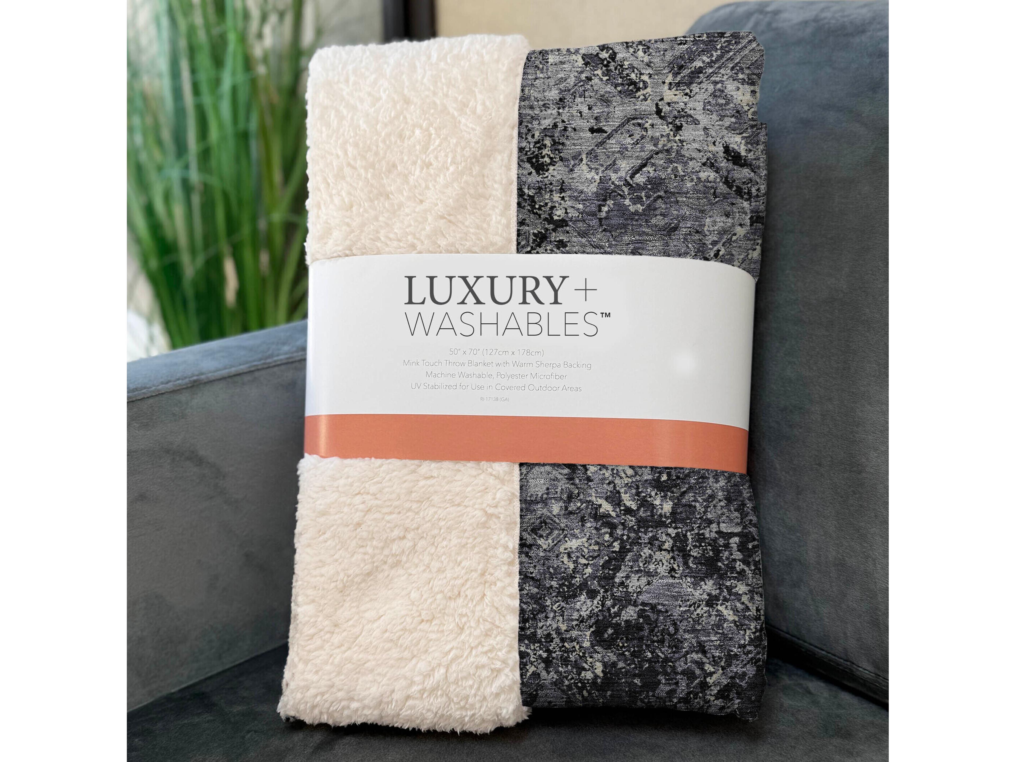 Dalyn Sherpa Black Polyester Throw