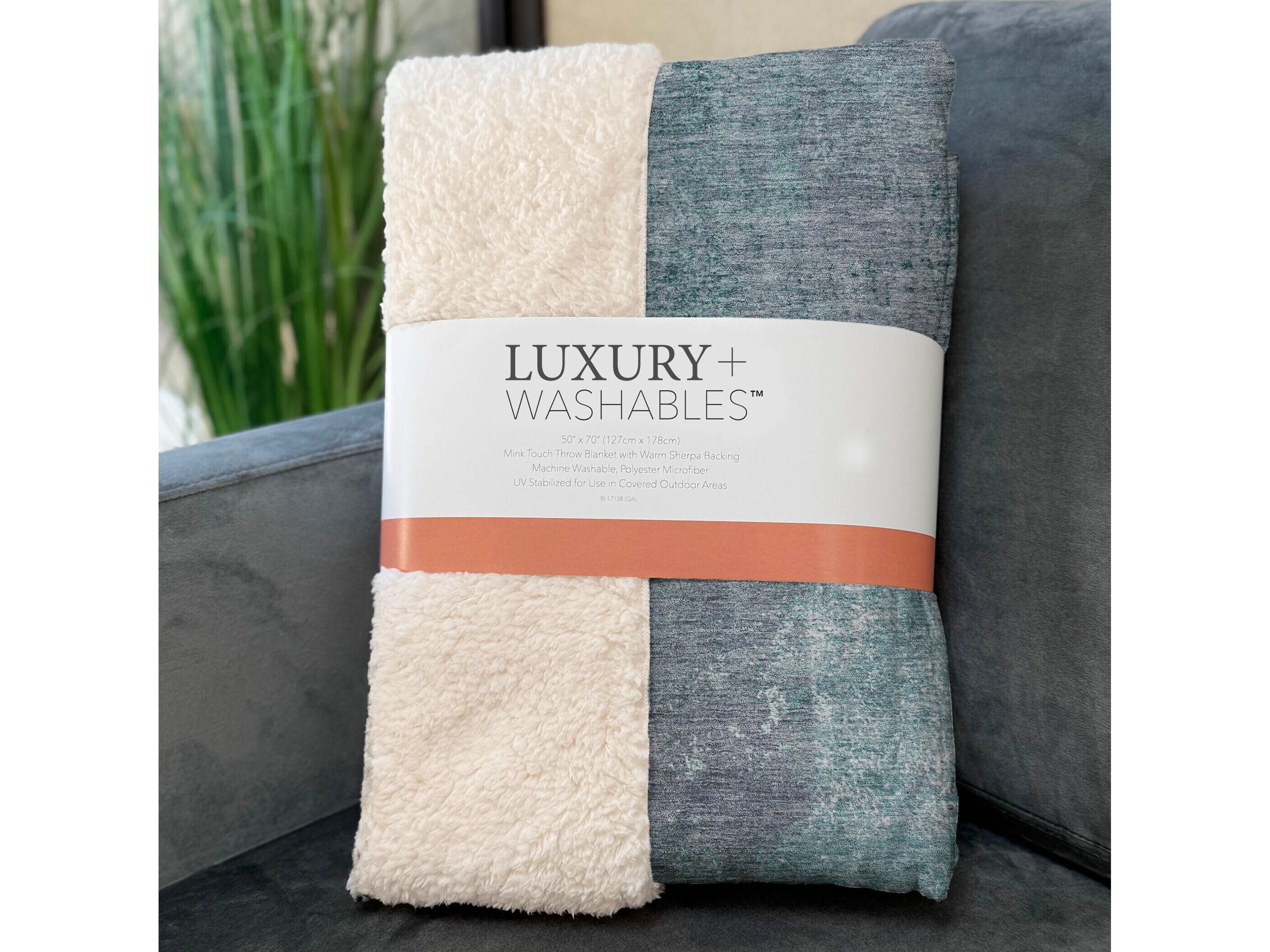 Dalyn Sherpa Teal Polyester Throw