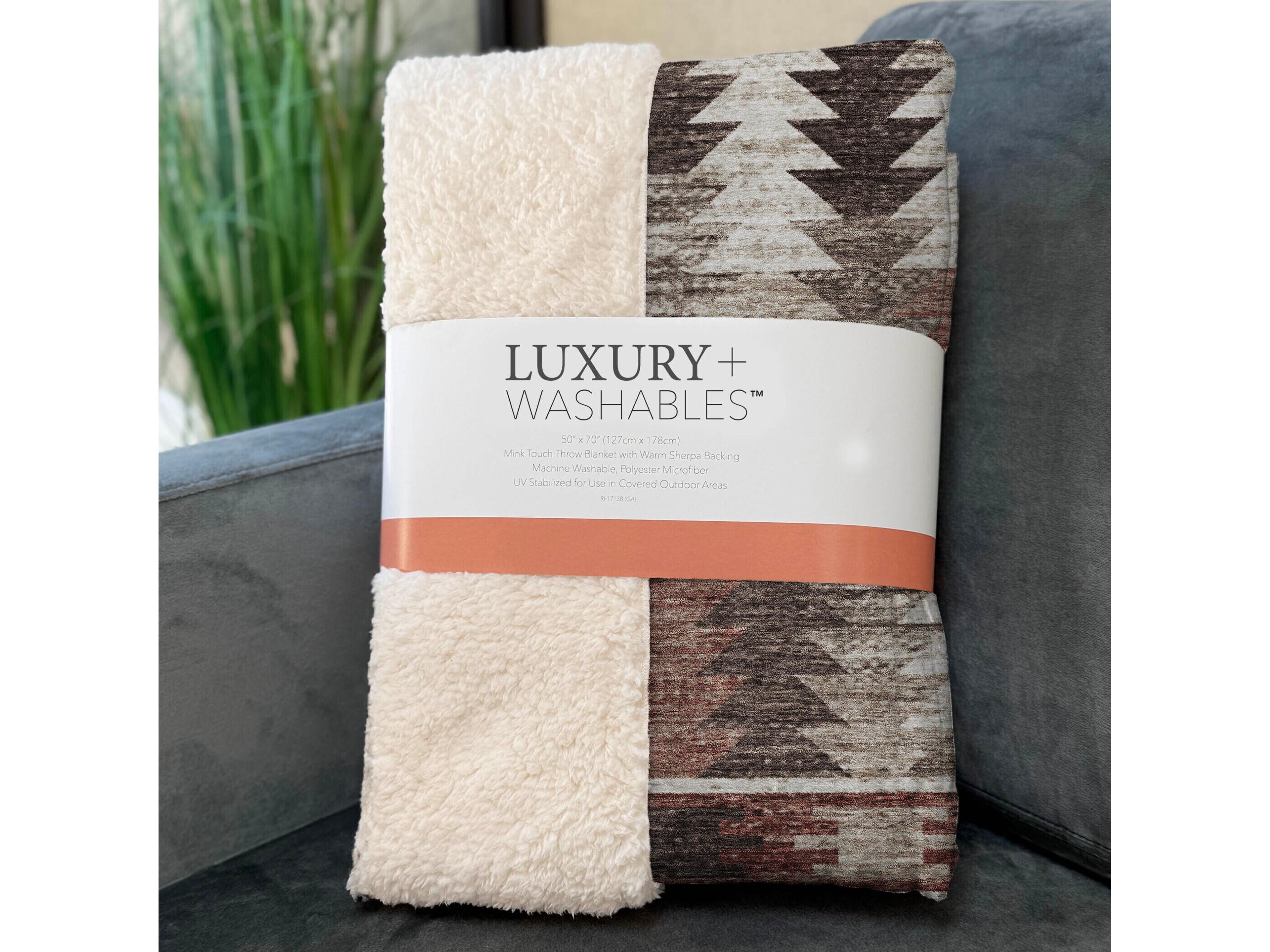 Dalyn Sherpa Brown Polyester Throw