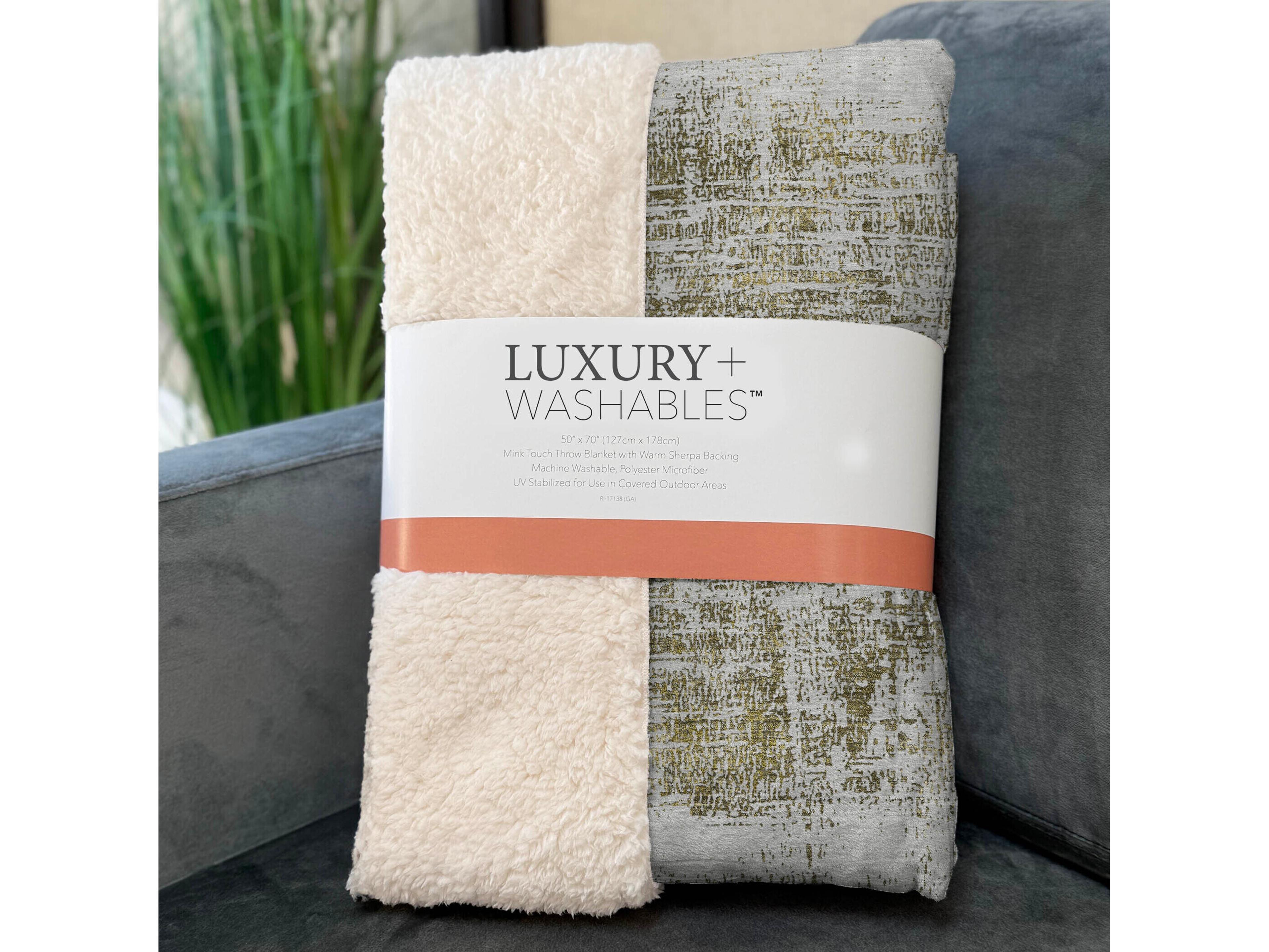 Dalyn Sherpa Ivory Polyester Throw