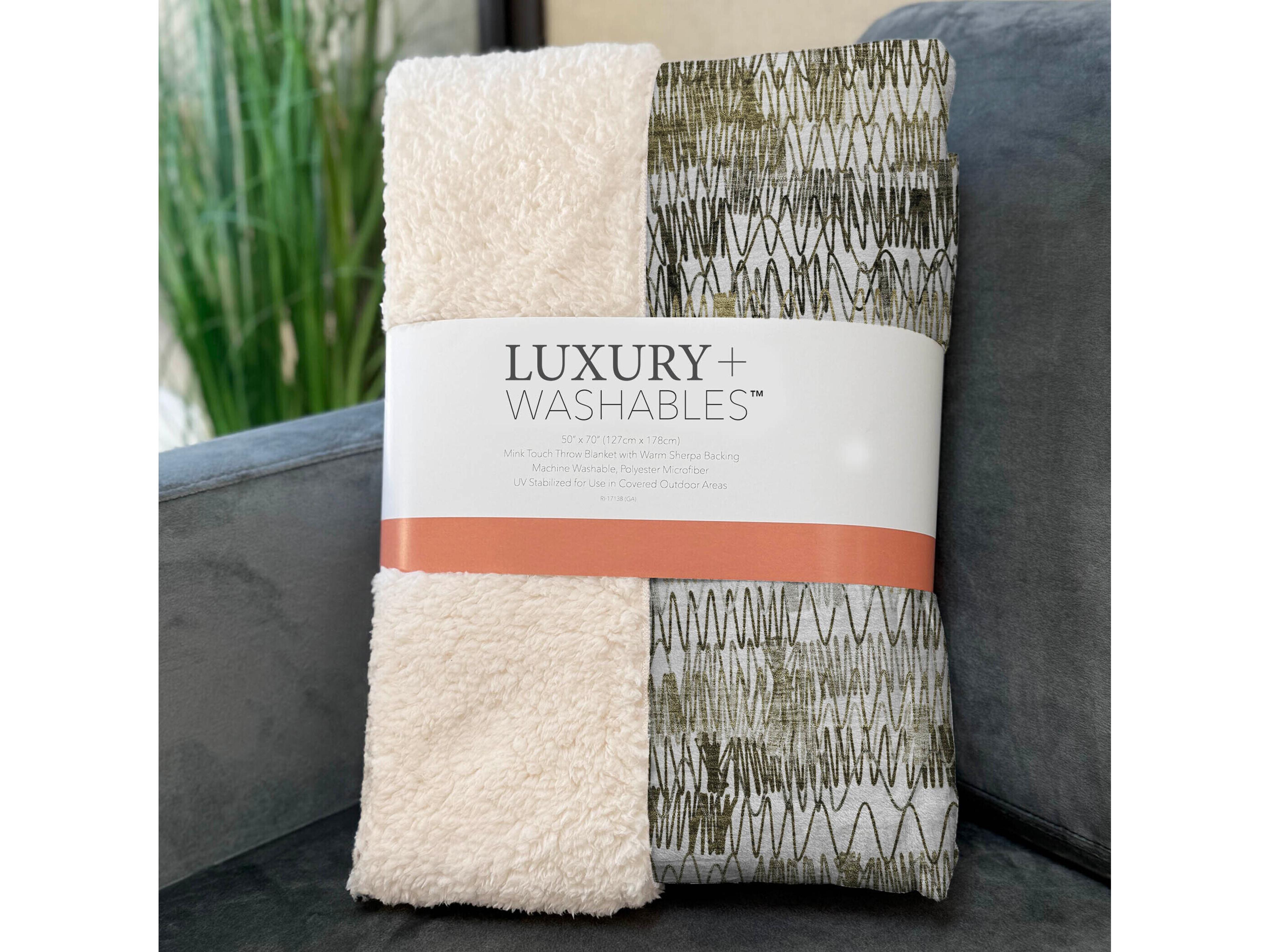 Dalyn Sherpa Brown Polyester Throw