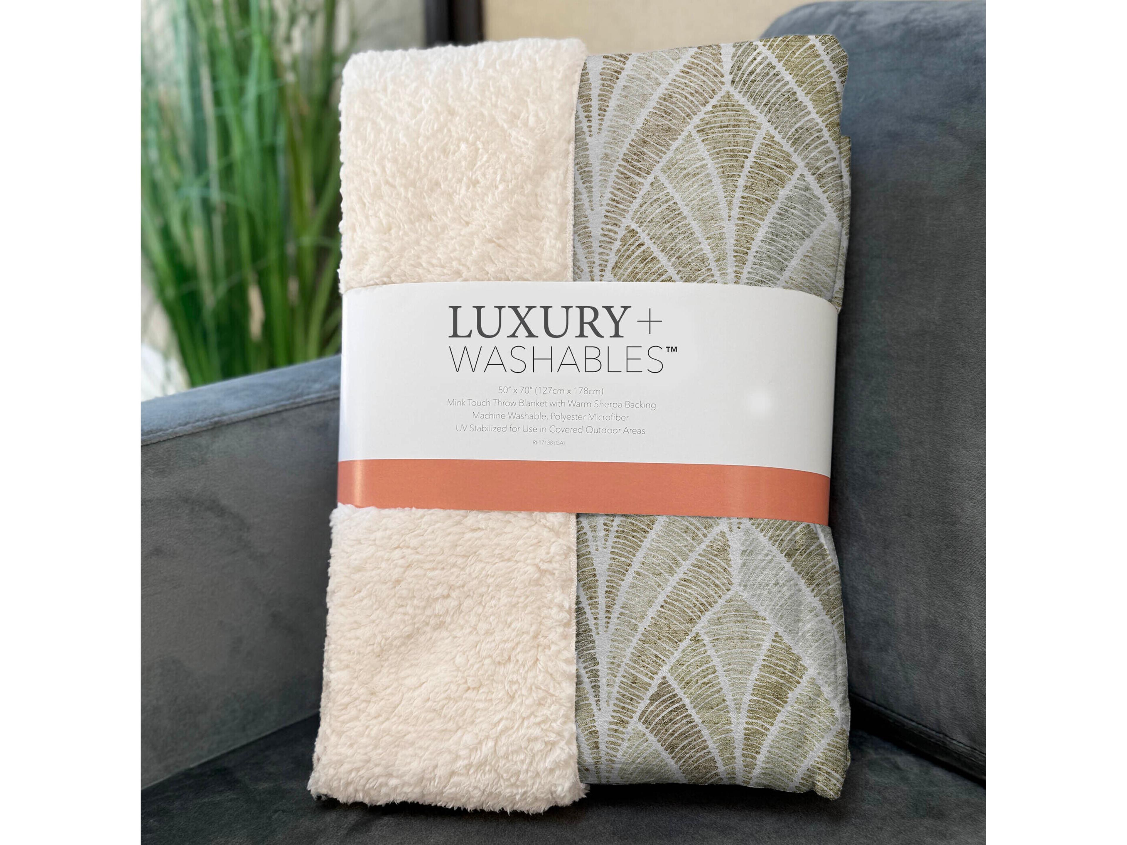 Dalyn Sherpa Brown Polyester Throw