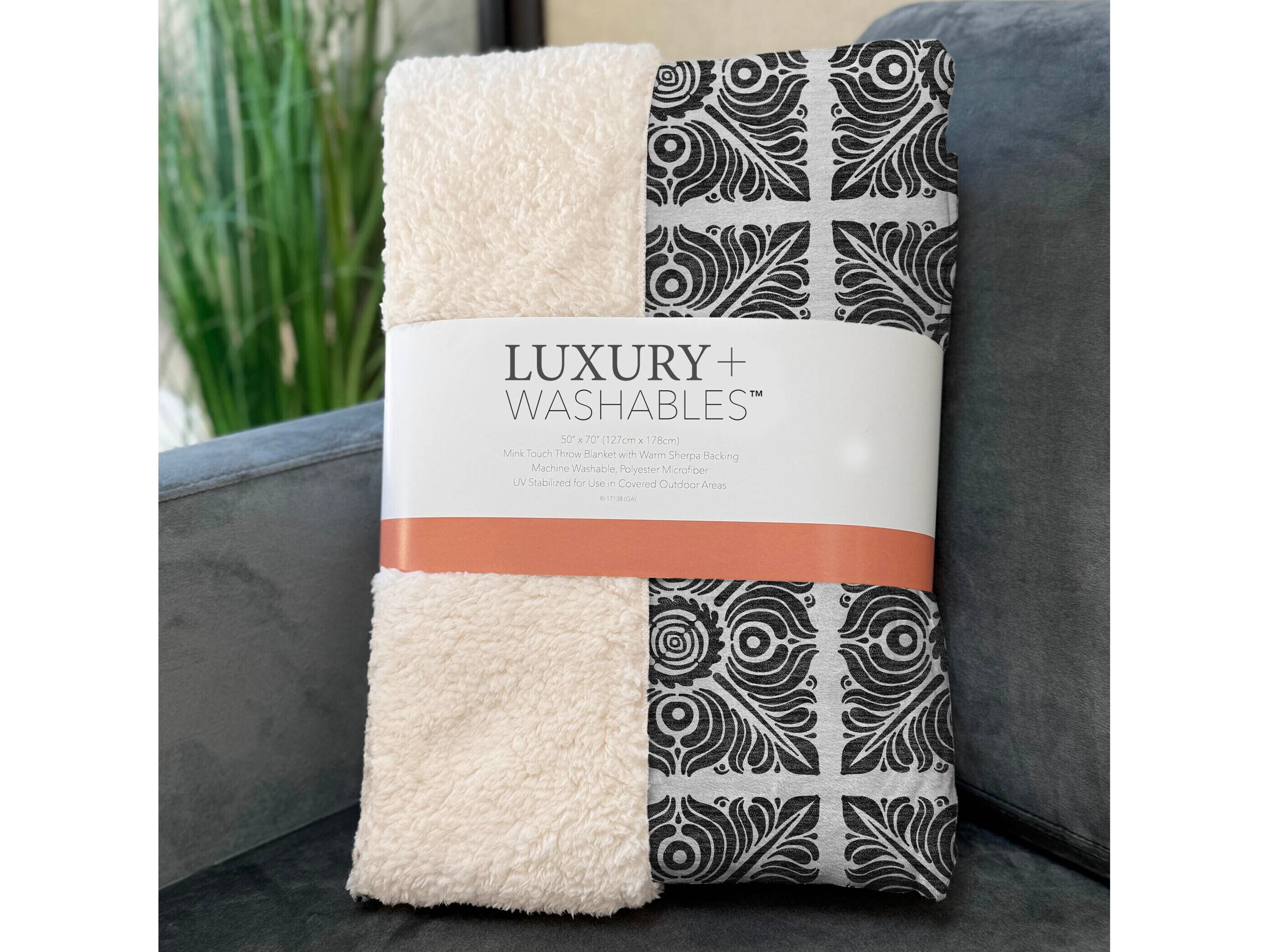 Dalyn Sherpa Ivory Polyester Throw