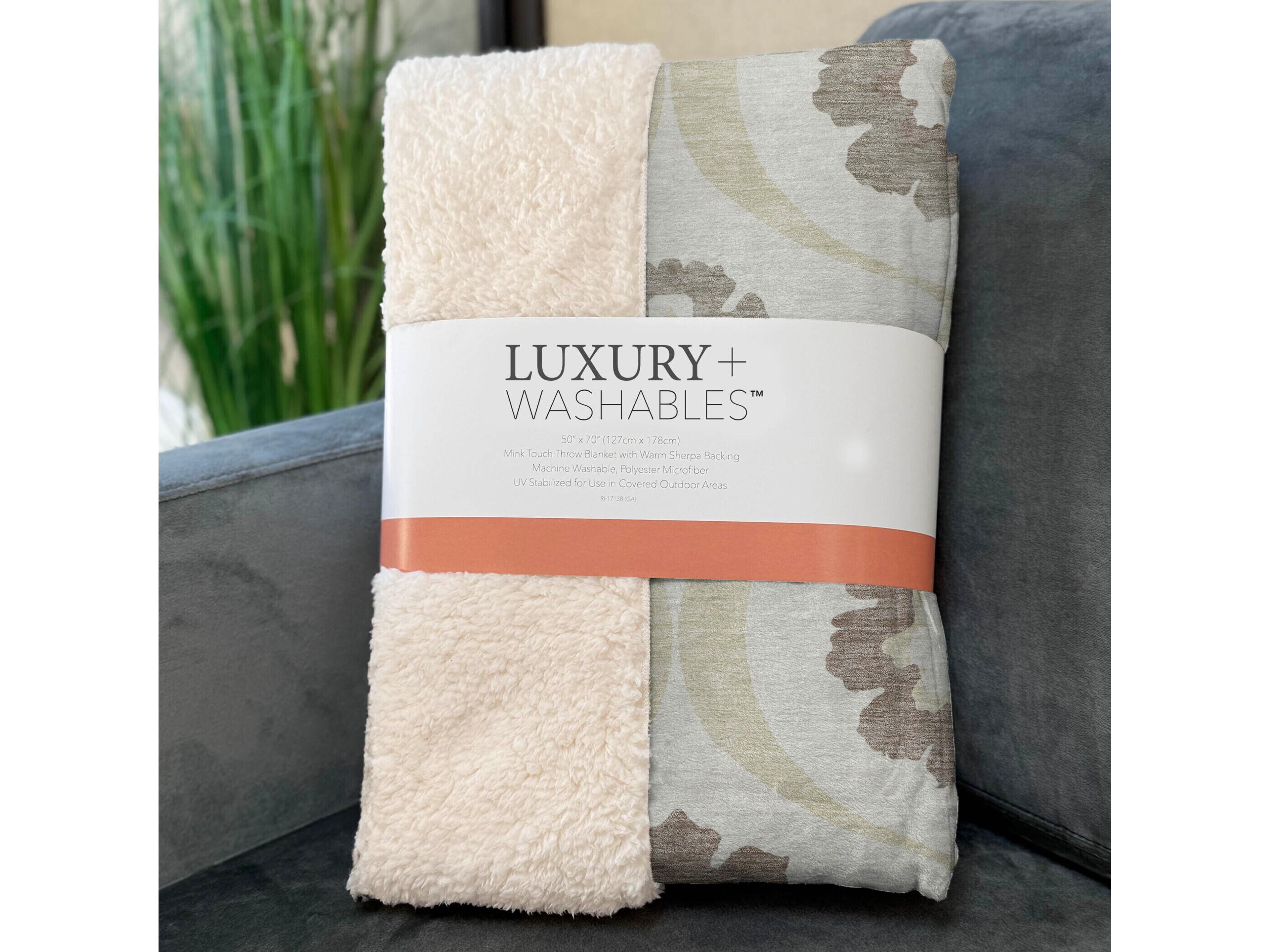 Dalyn Sherpa Ivory Polyester Throw