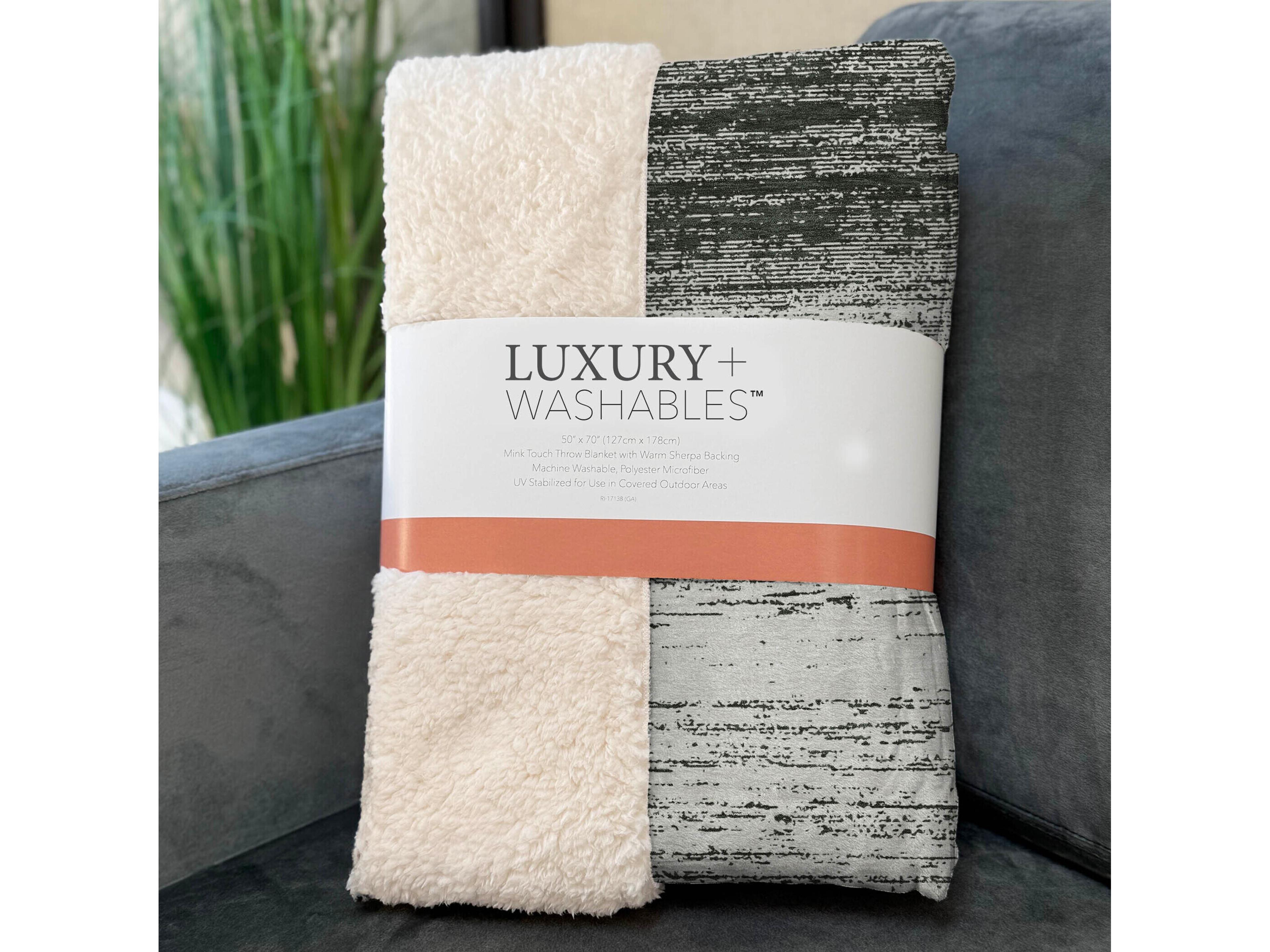 Dalyn Sherpa Black Polyester Throw