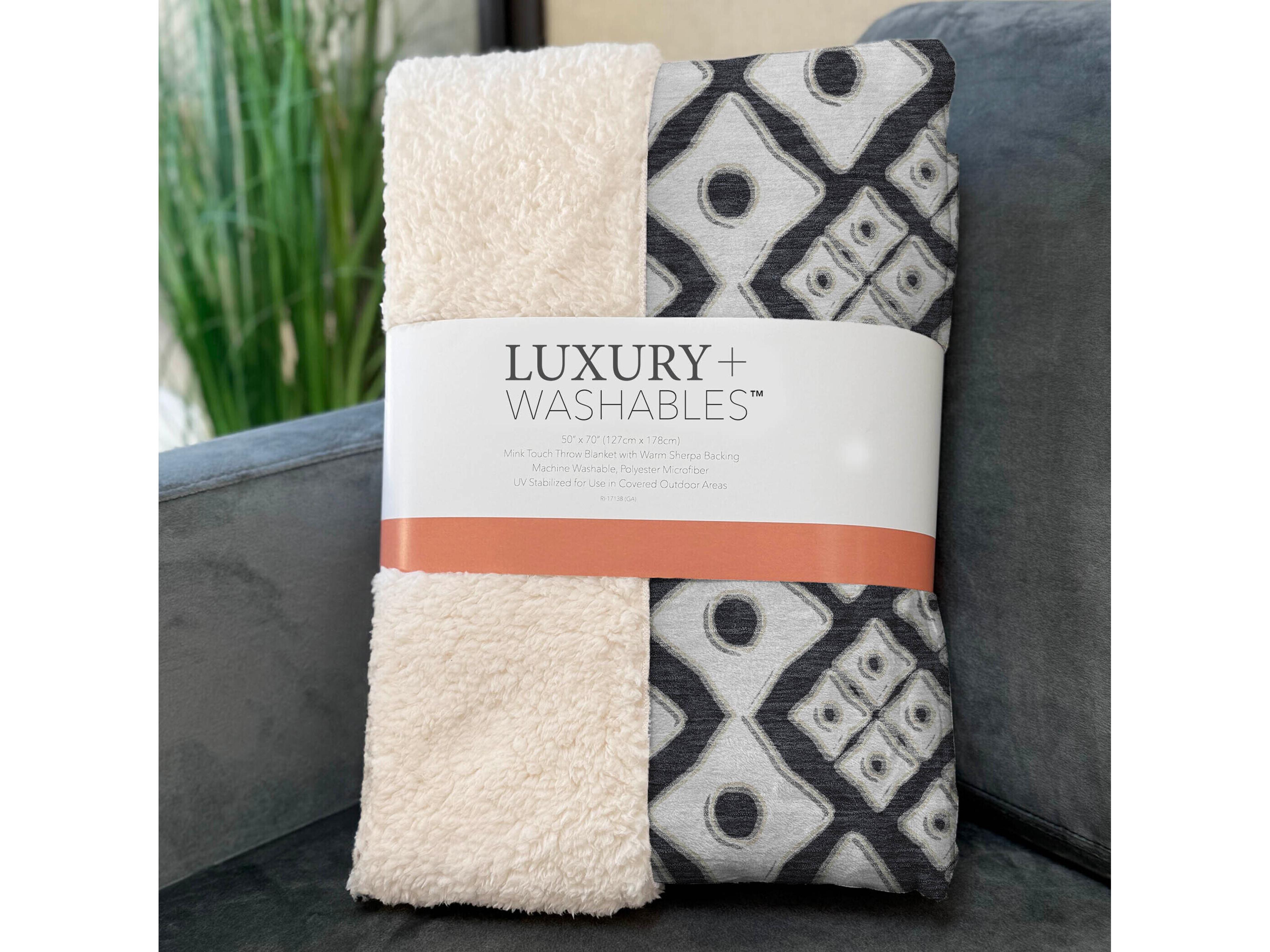 Dalyn Sherpa Black Polyester Throw