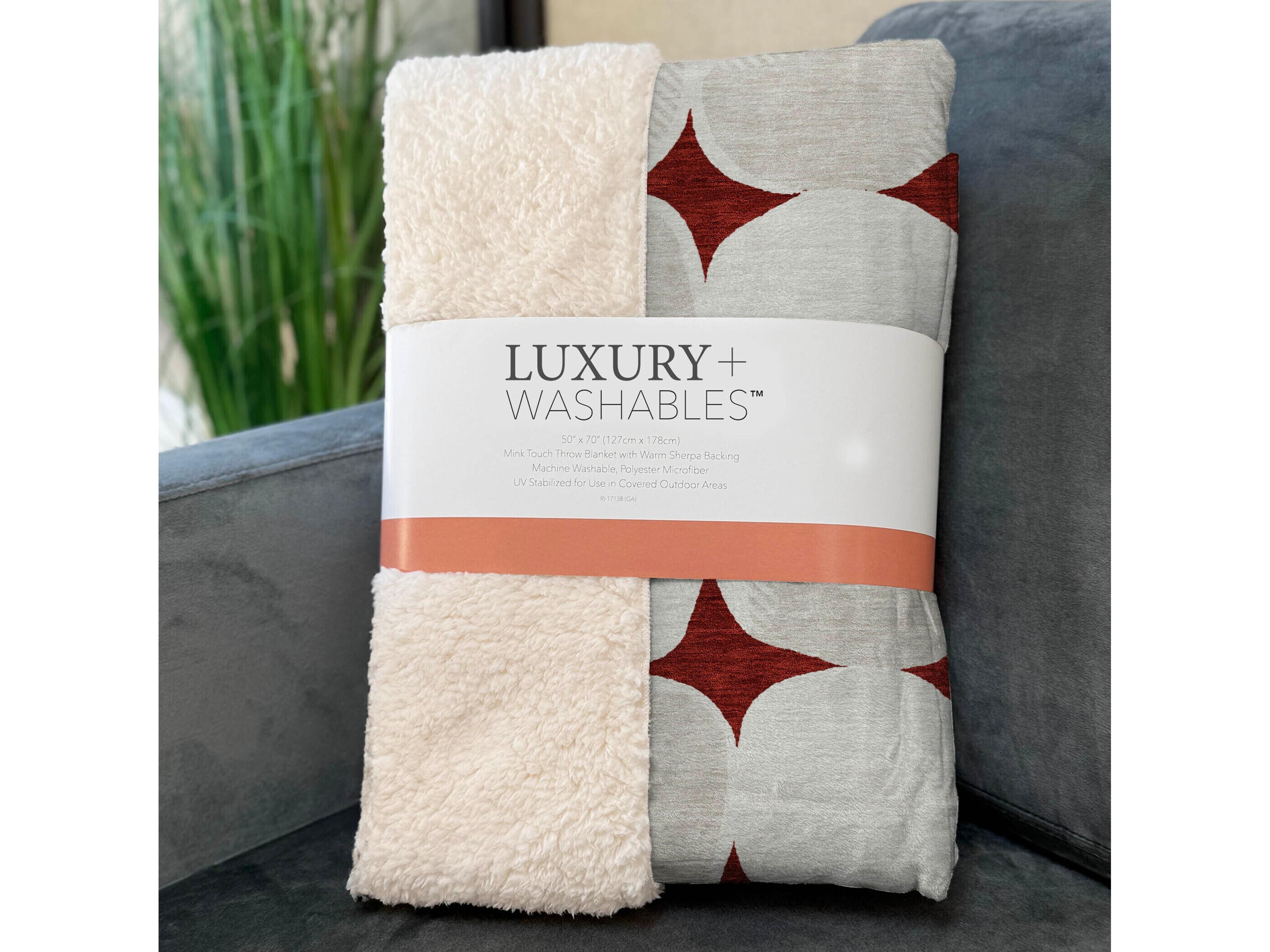 Dalyn Sherpa Red Polyester Throw