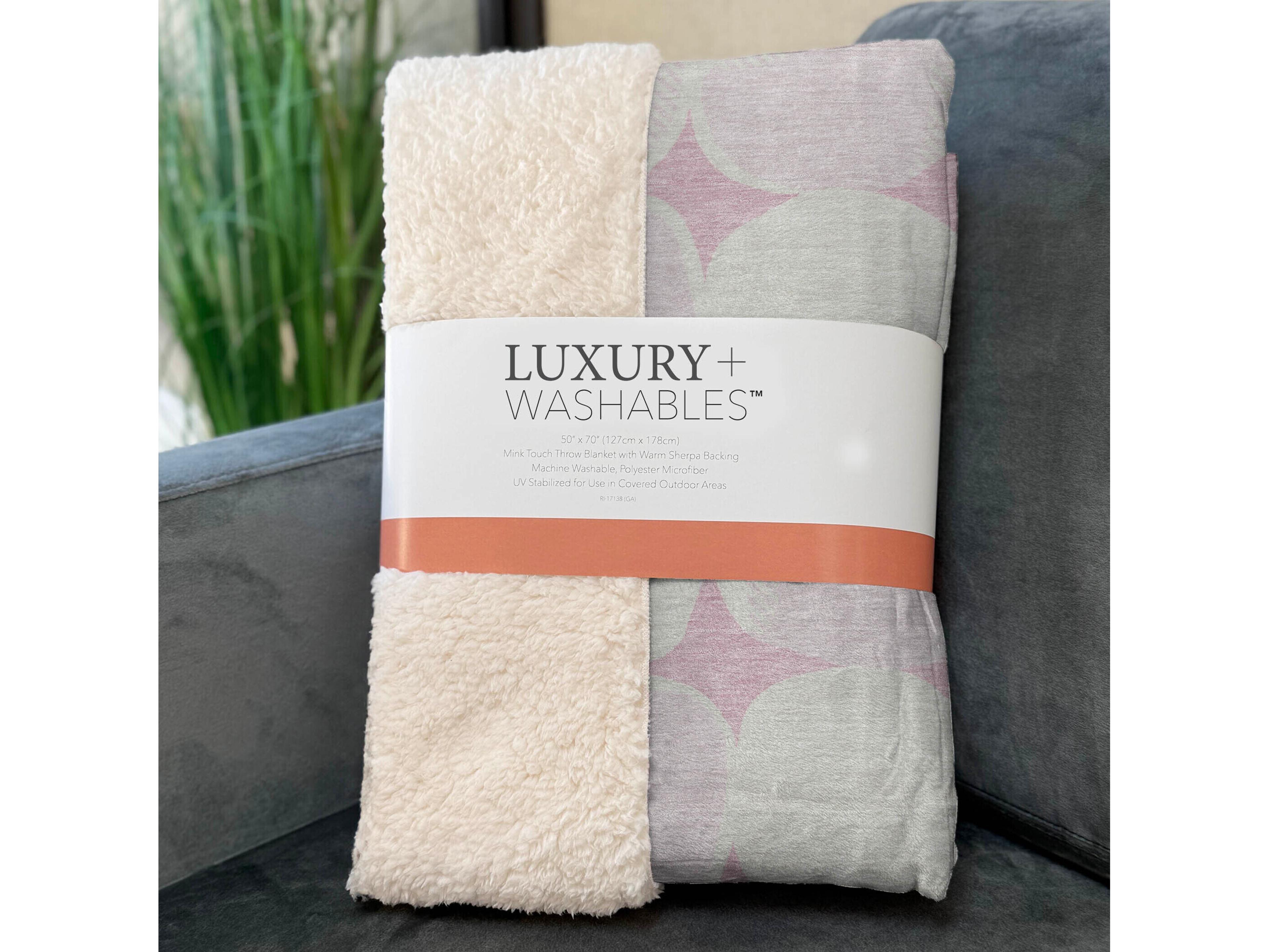 Dalyn Sherpa Pink Polyester Throw